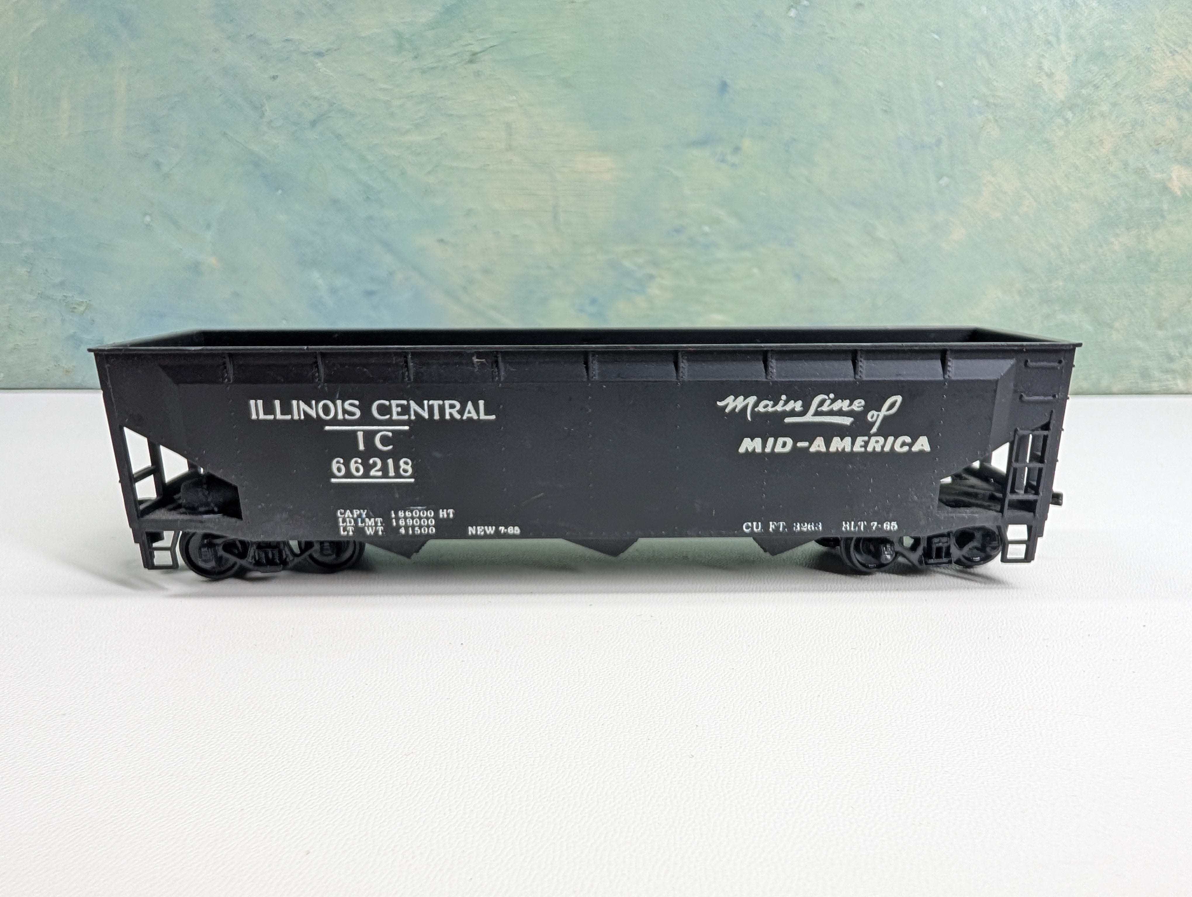 USED Roundhouse HO Scale 3 Bay Offset Hopper Illinois Central IC #66218