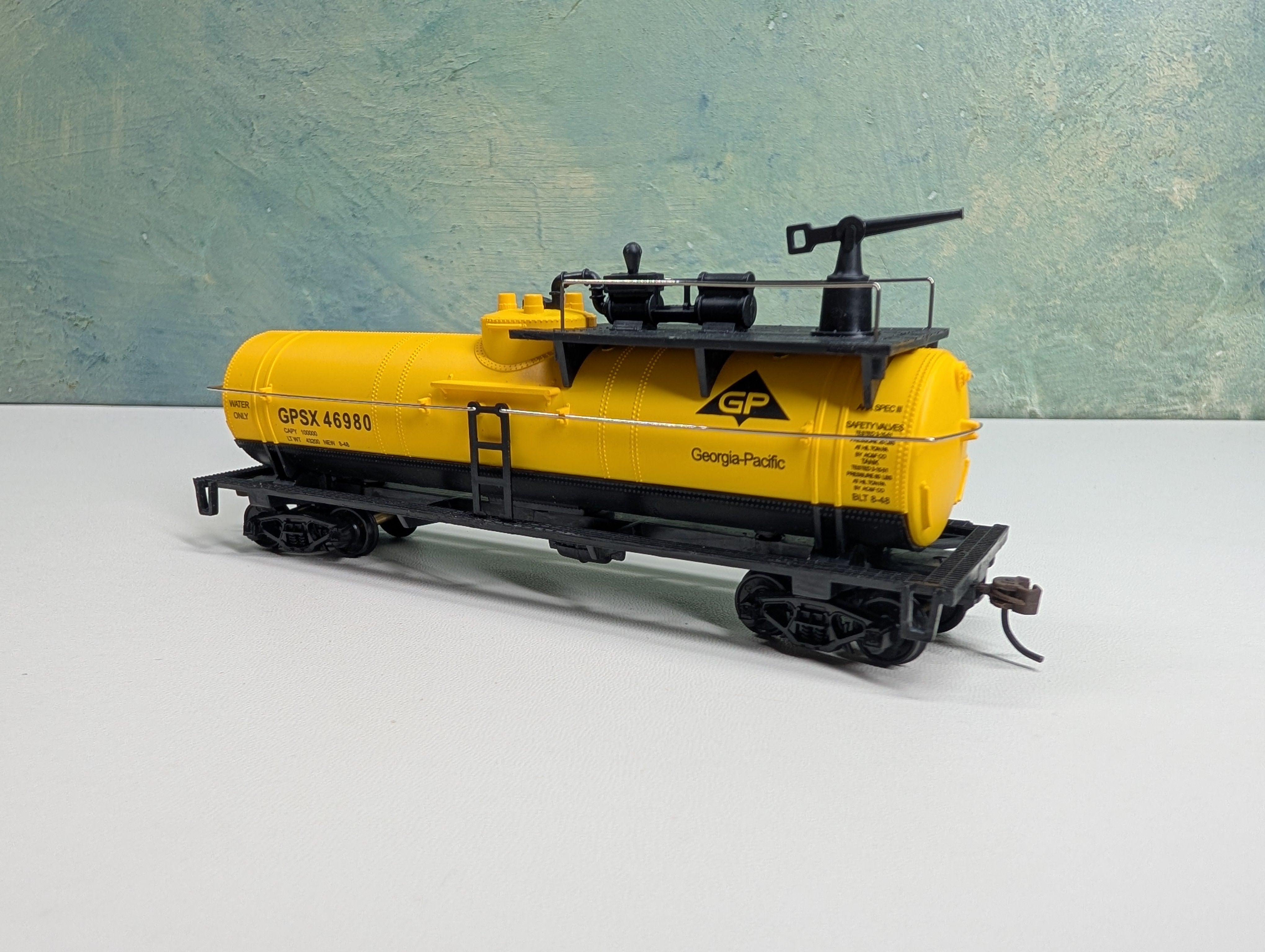USED Walthers 931-767 HO Scale Fire Fighting Water Tank Car Georgia Pacific GPSX #46980