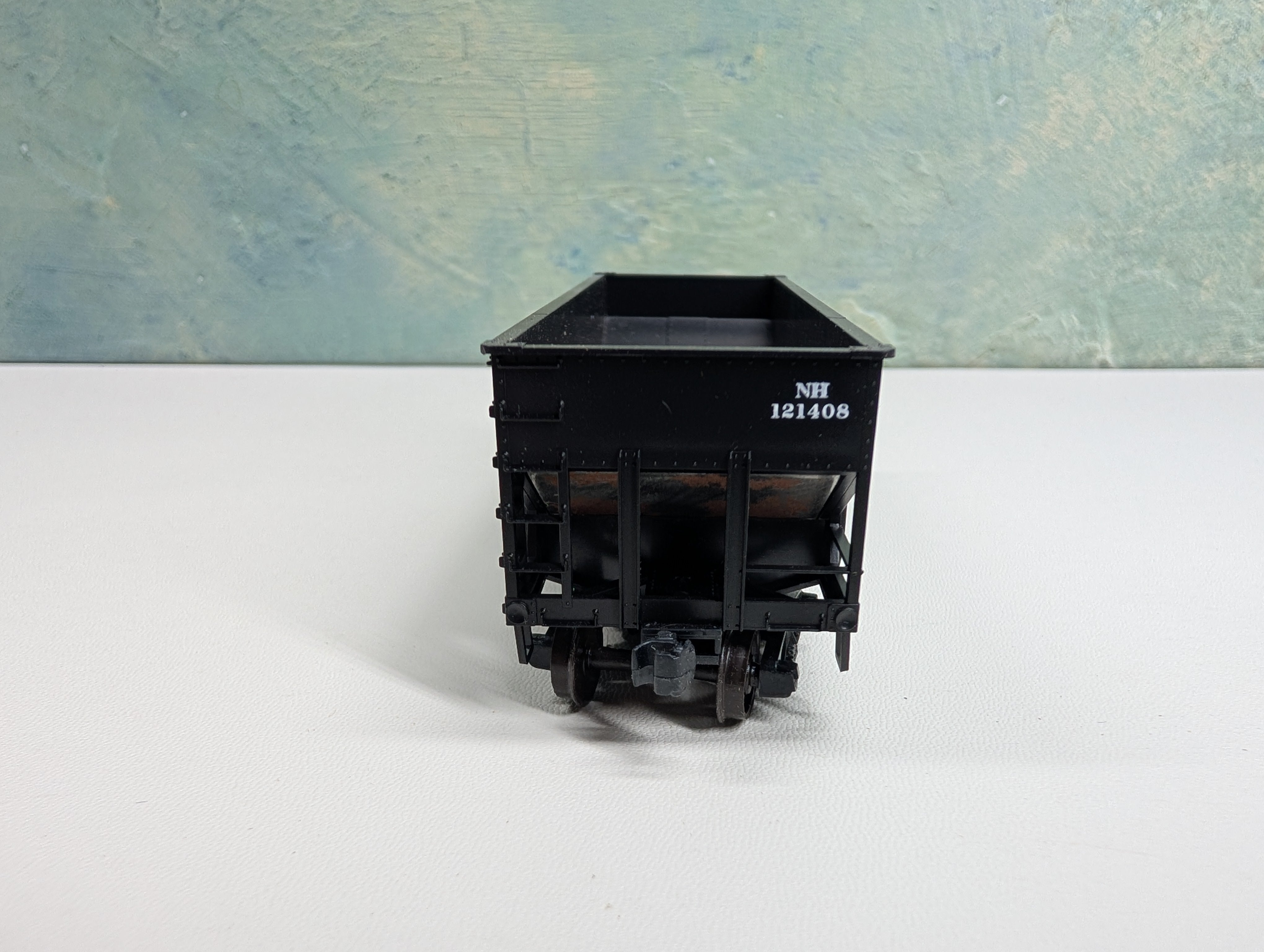 USED Accurail HO Scale 2 Bay Hopper New Haven NH #121408