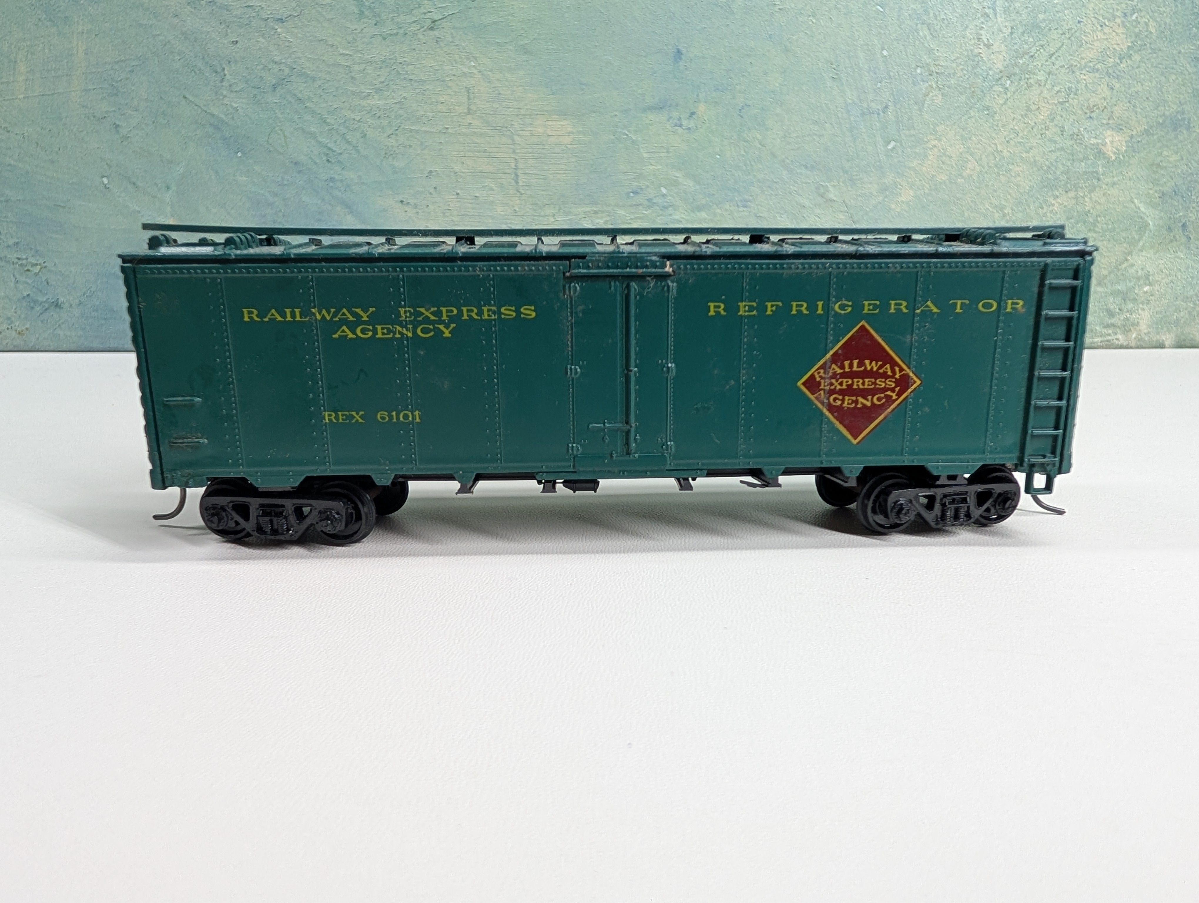 USED Athearn HO Scale 40' Reefer Box Car Railway Express Agency REX #6101