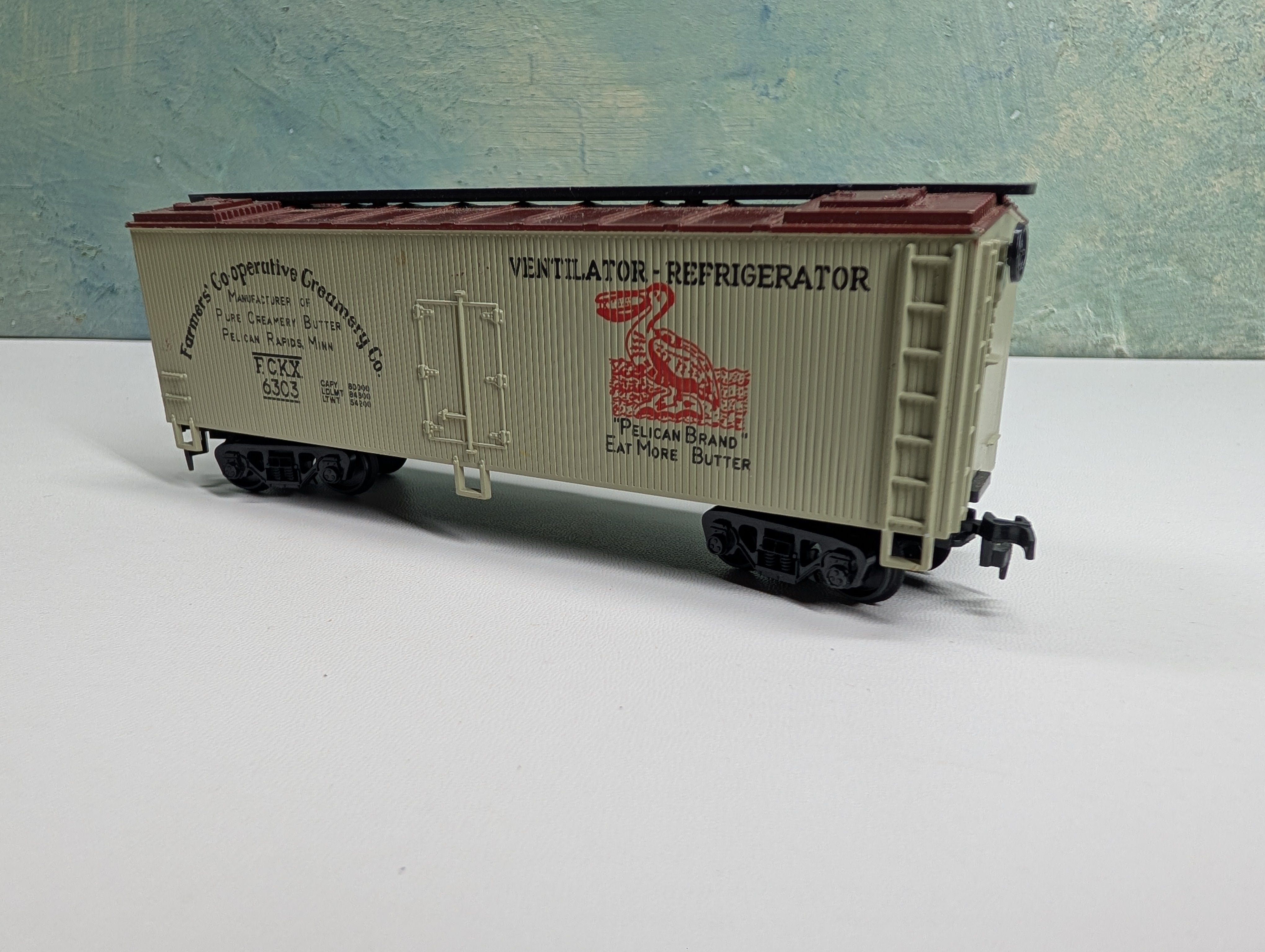 USED HO Scale 40' Wooden Reefer Box Car Farmer's Co Op Creamery FCKX #6303