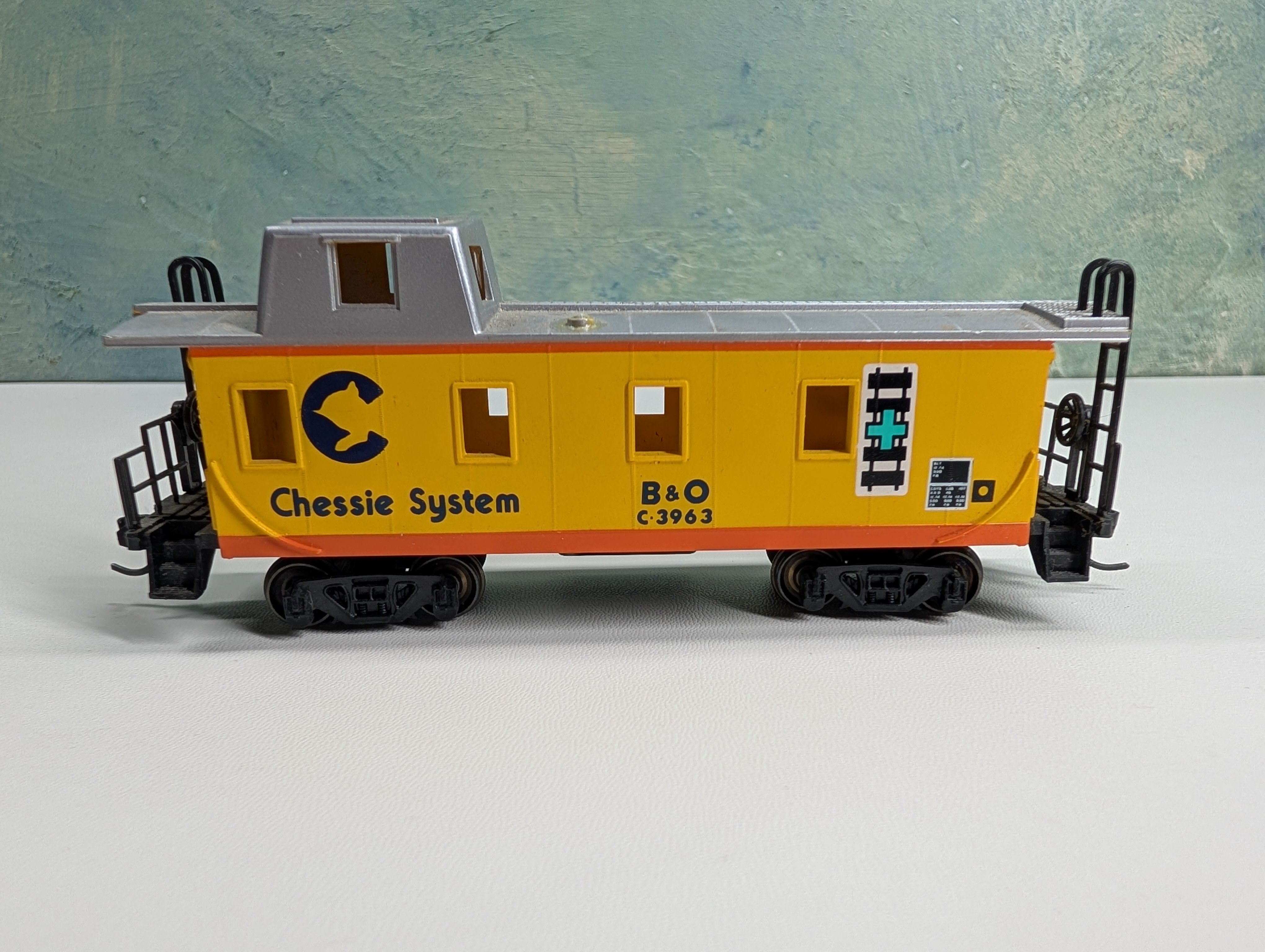 USED Bachmann HO Scale Caboose Chessie System B&O #C-3963 Metal Wheels