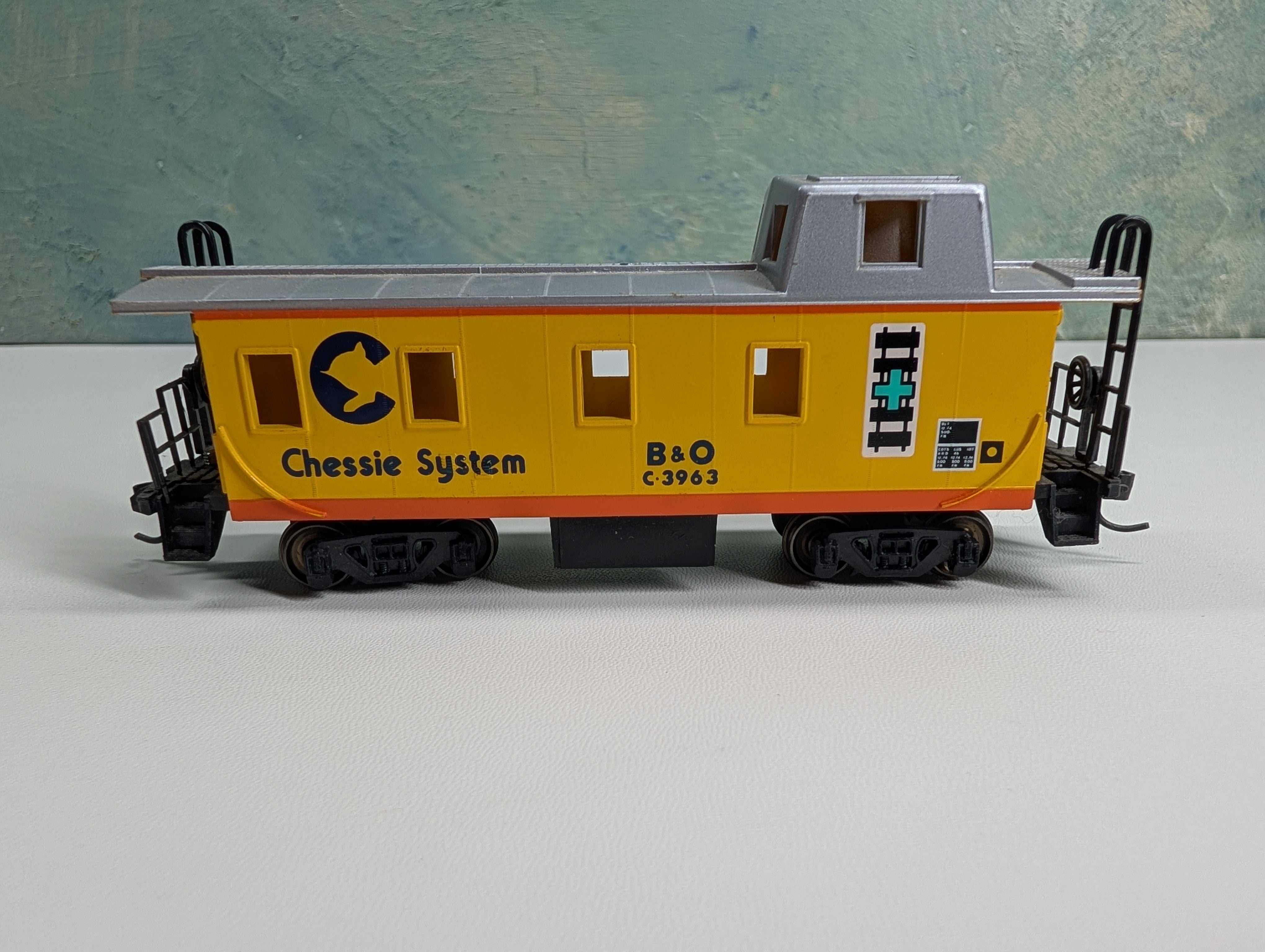 USED Bachmann HO Scale Caboose Chessie System B&O #C-3963 Metal Wheels