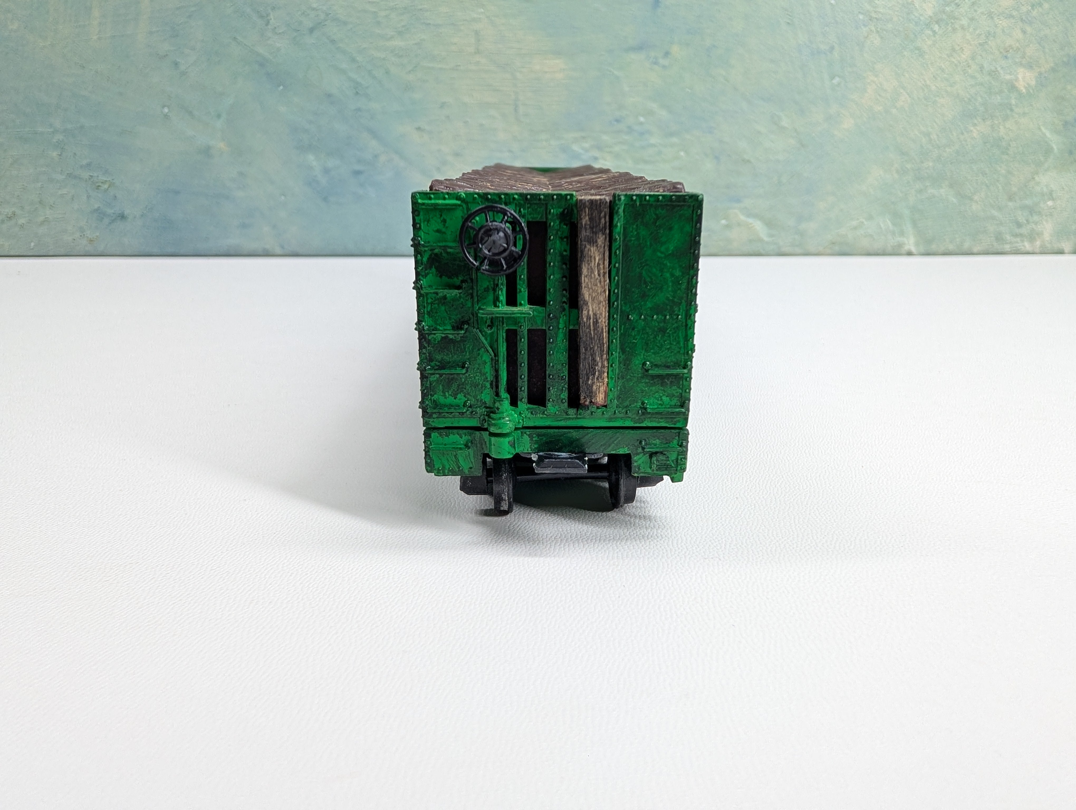 USED Tyco HO Scale Bulkhead Flat Car w/ Pulpwood Great Northern Weathered