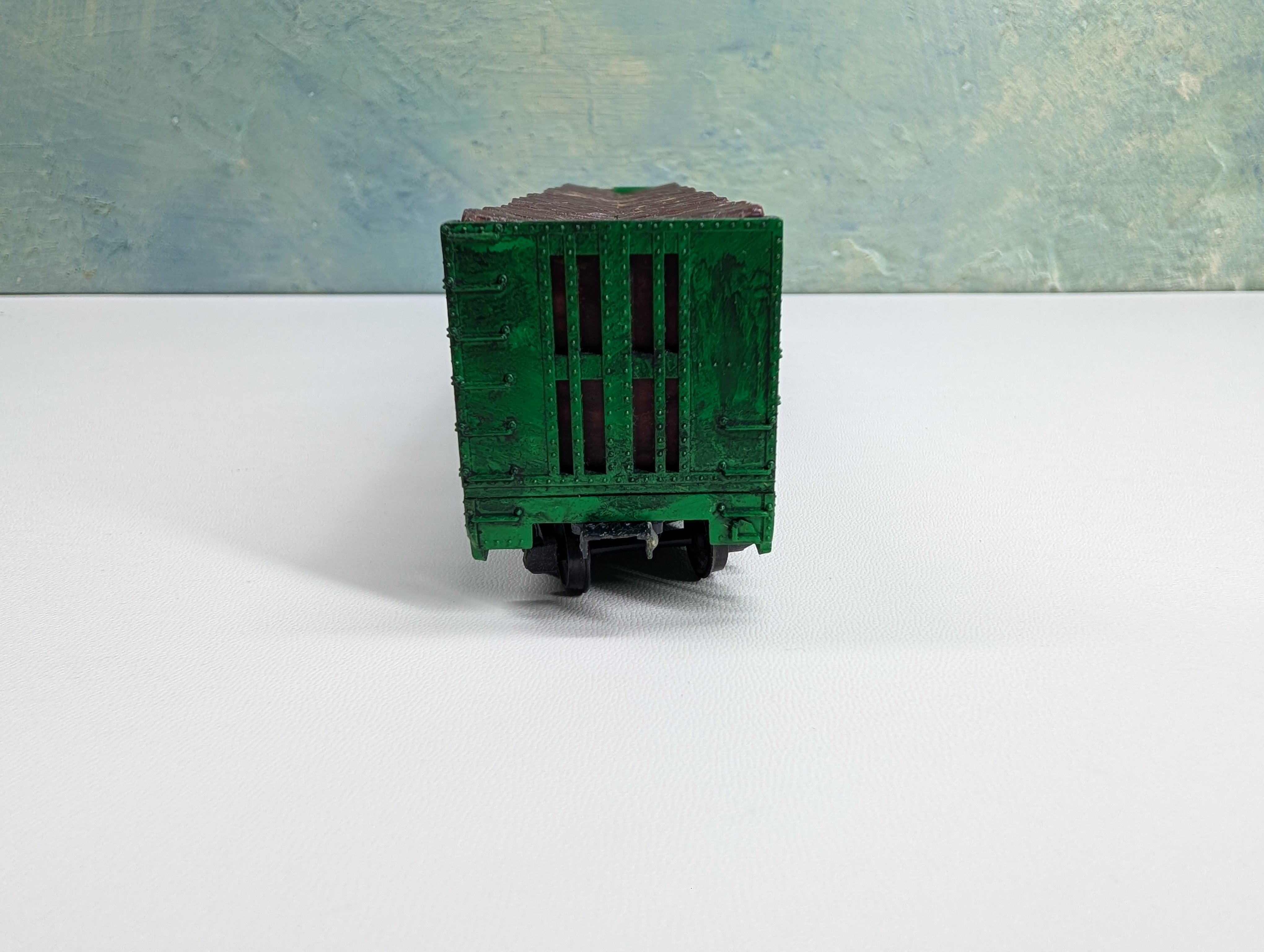 USED Tyco HO Scale Bulkhead Flat Car w/ Pulpwood Great Northern Weathered