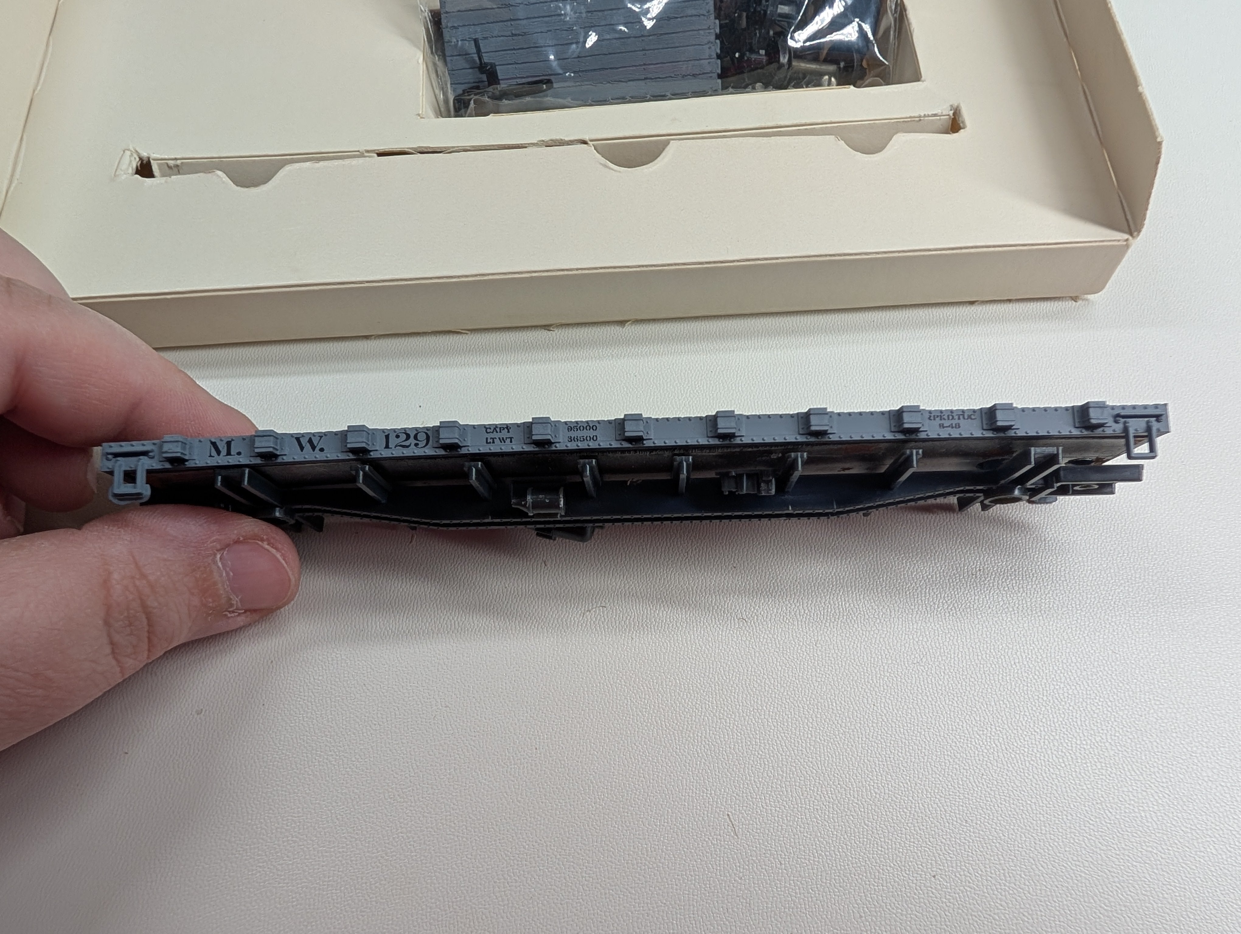 USED TRAIN MINIATURE 5601 HO Scale 42' Rail and Tie Car MOW #129 KIT