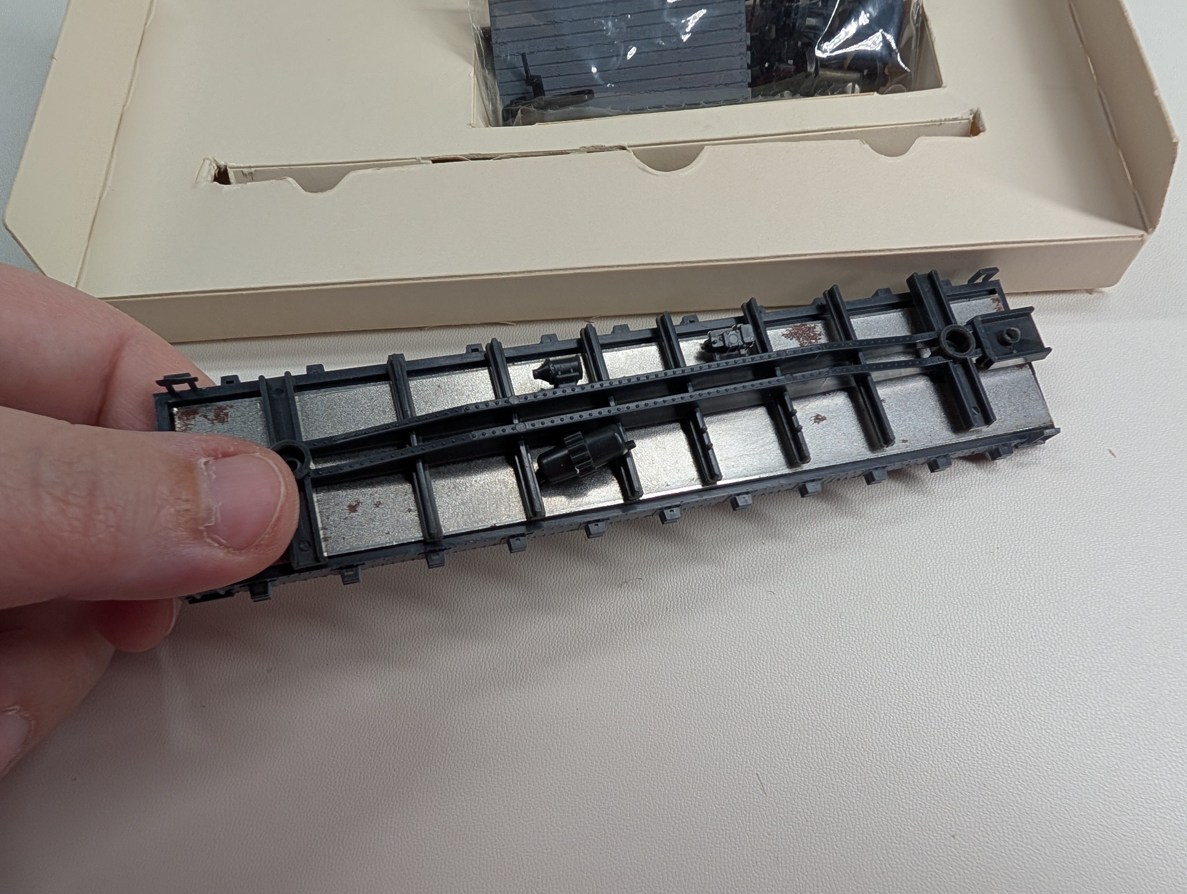 USED TRAIN MINIATURE 5601 HO Scale 42' Rail and Tie Car MOW #129 KIT