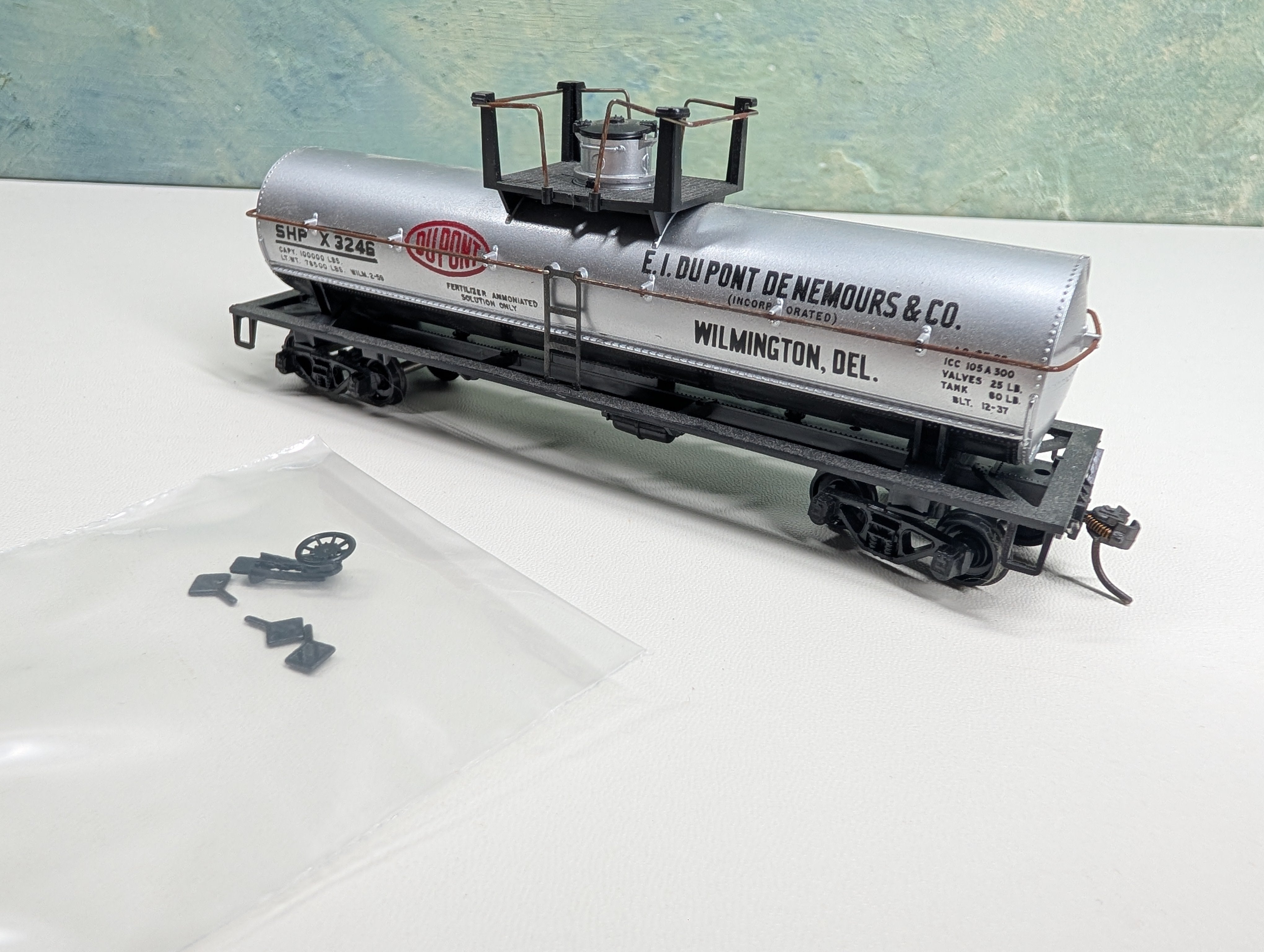 USED Athearn 1553 HO Scale 40' Chemical Tank Car Dupont SHPX #3246