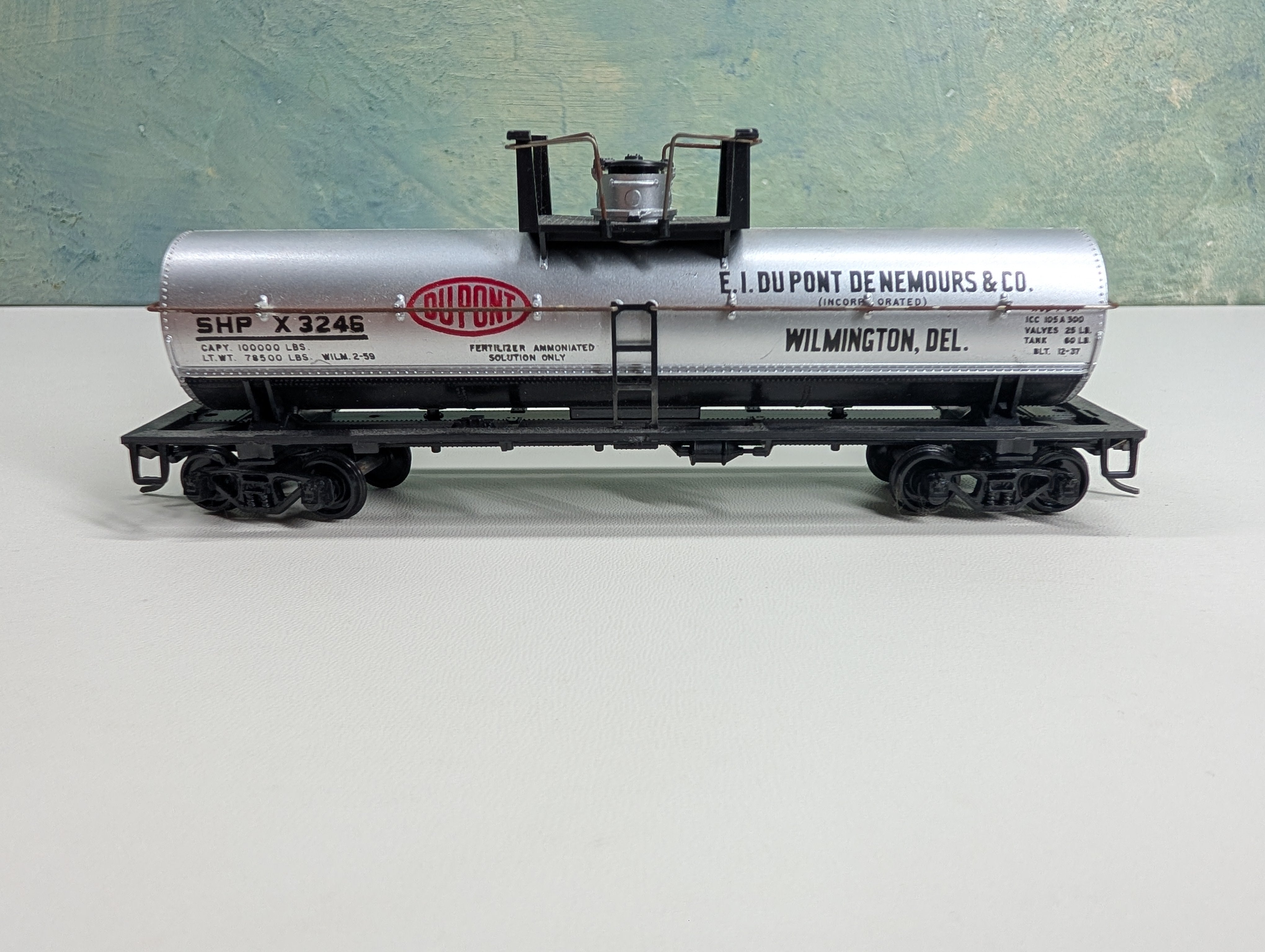 USED Athearn 1553 HO Scale 40' Chemical Tank Car Dupont SHPX #3246