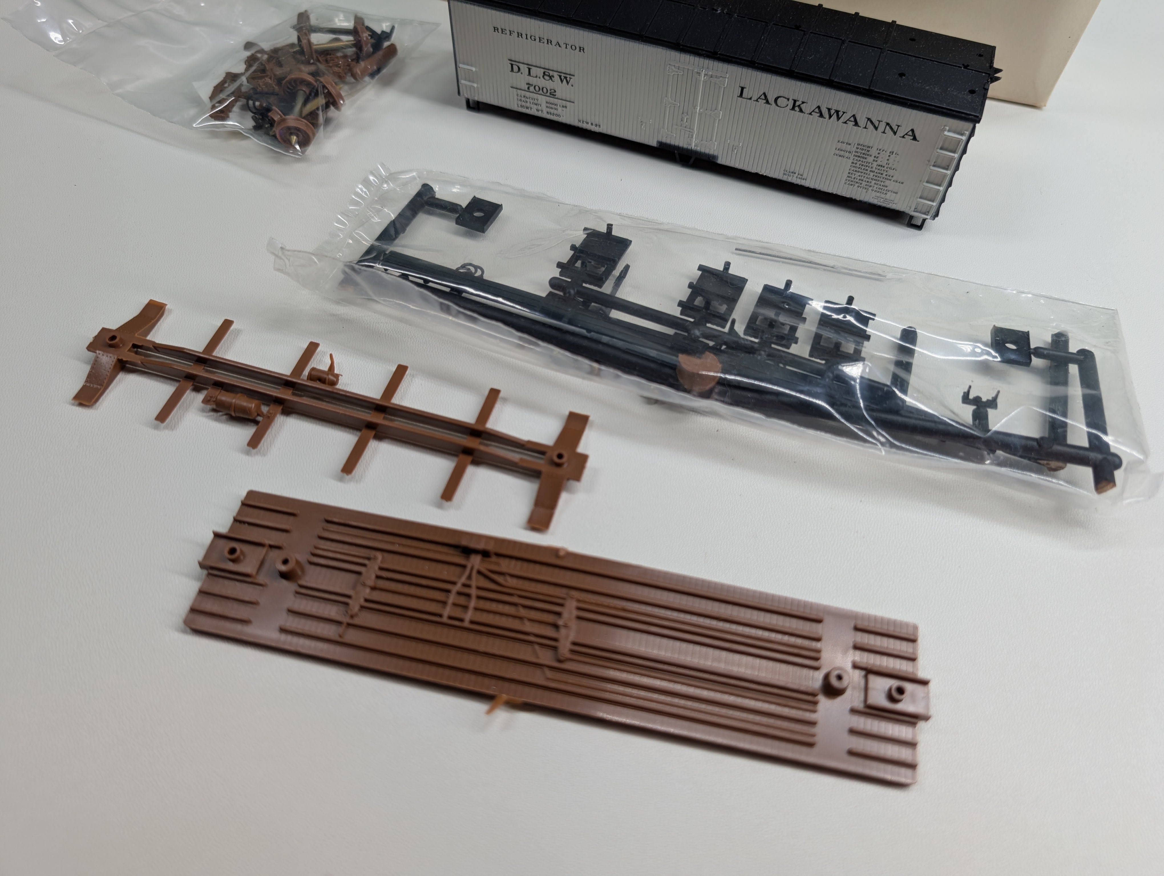 USED Walthers 932-2405 HO Scale 40' DS Wood Reefer w/ Wood Ends Lackawanna DL&W #7002 KIT