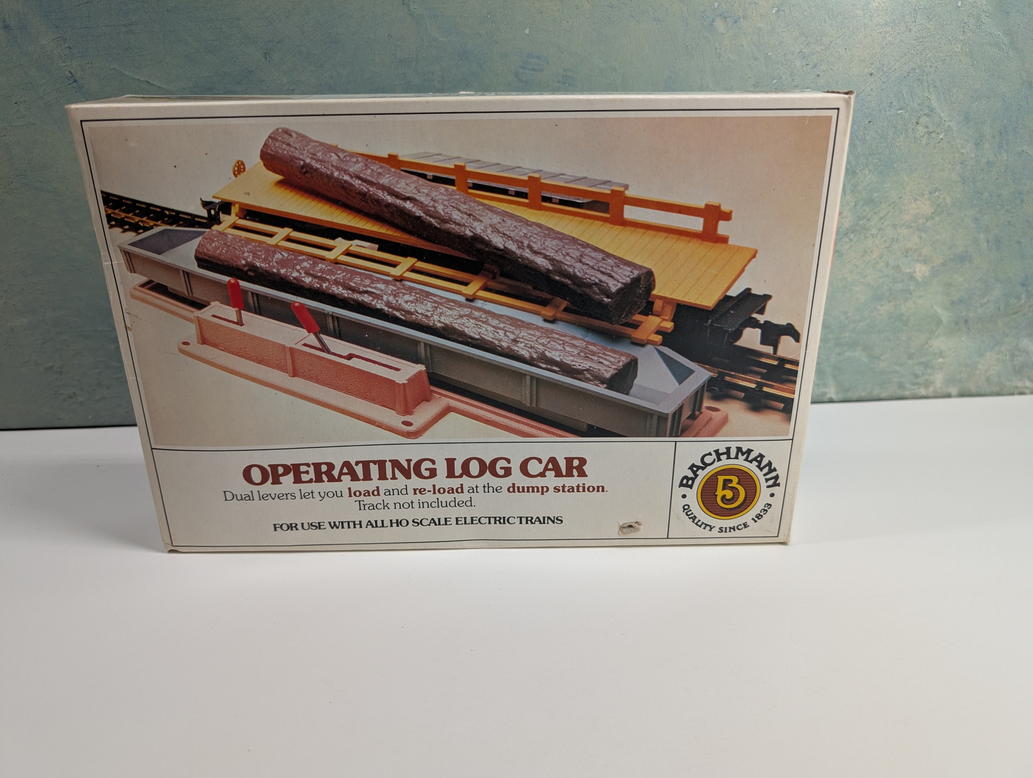 USED Bachmann 46-1203 HO Scale Operating Log Car w/ Logs & Dumping Station