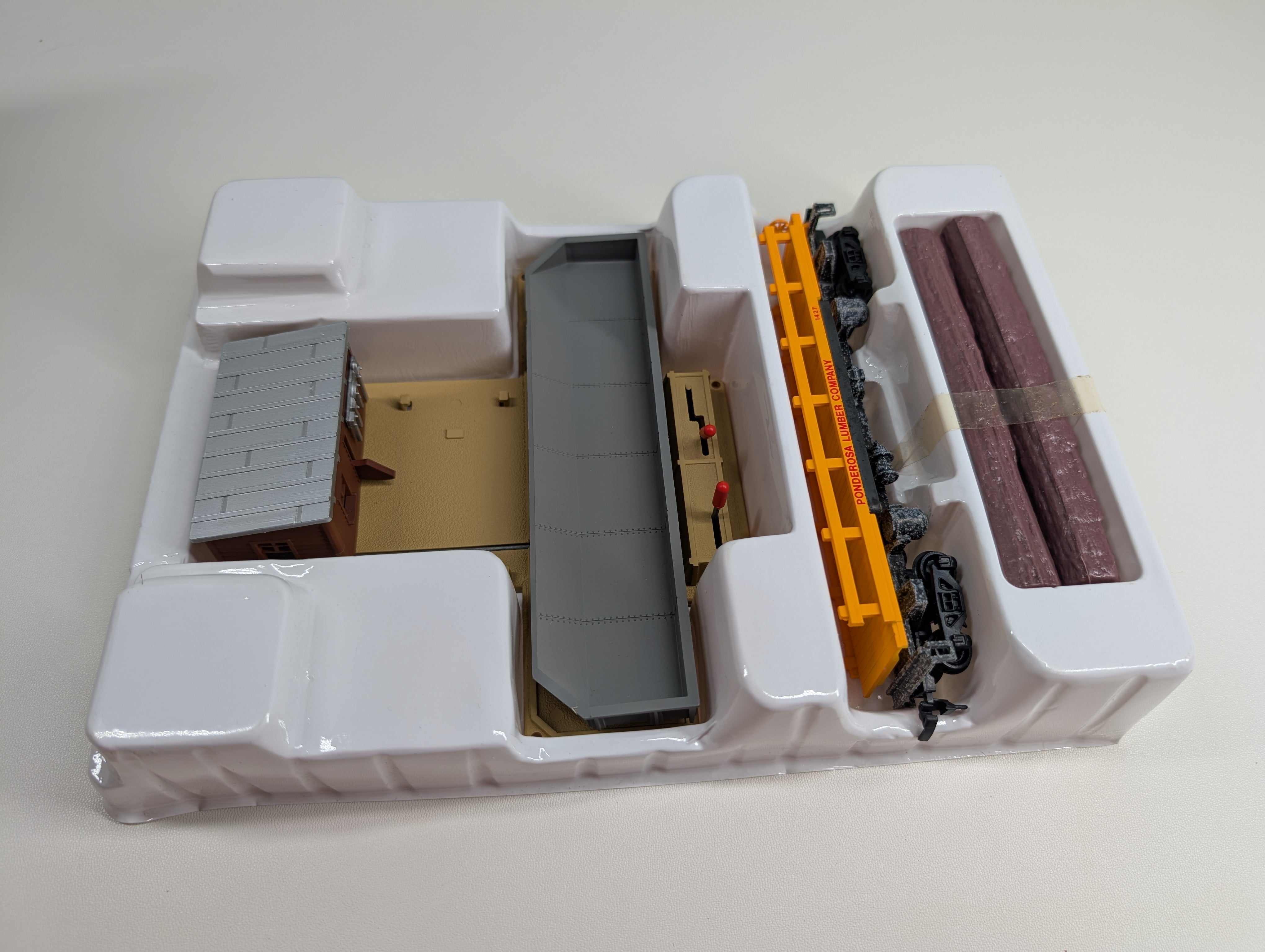USED Bachmann 46-1203 HO Scale Operating Log Car w/ Logs & Dumping Station