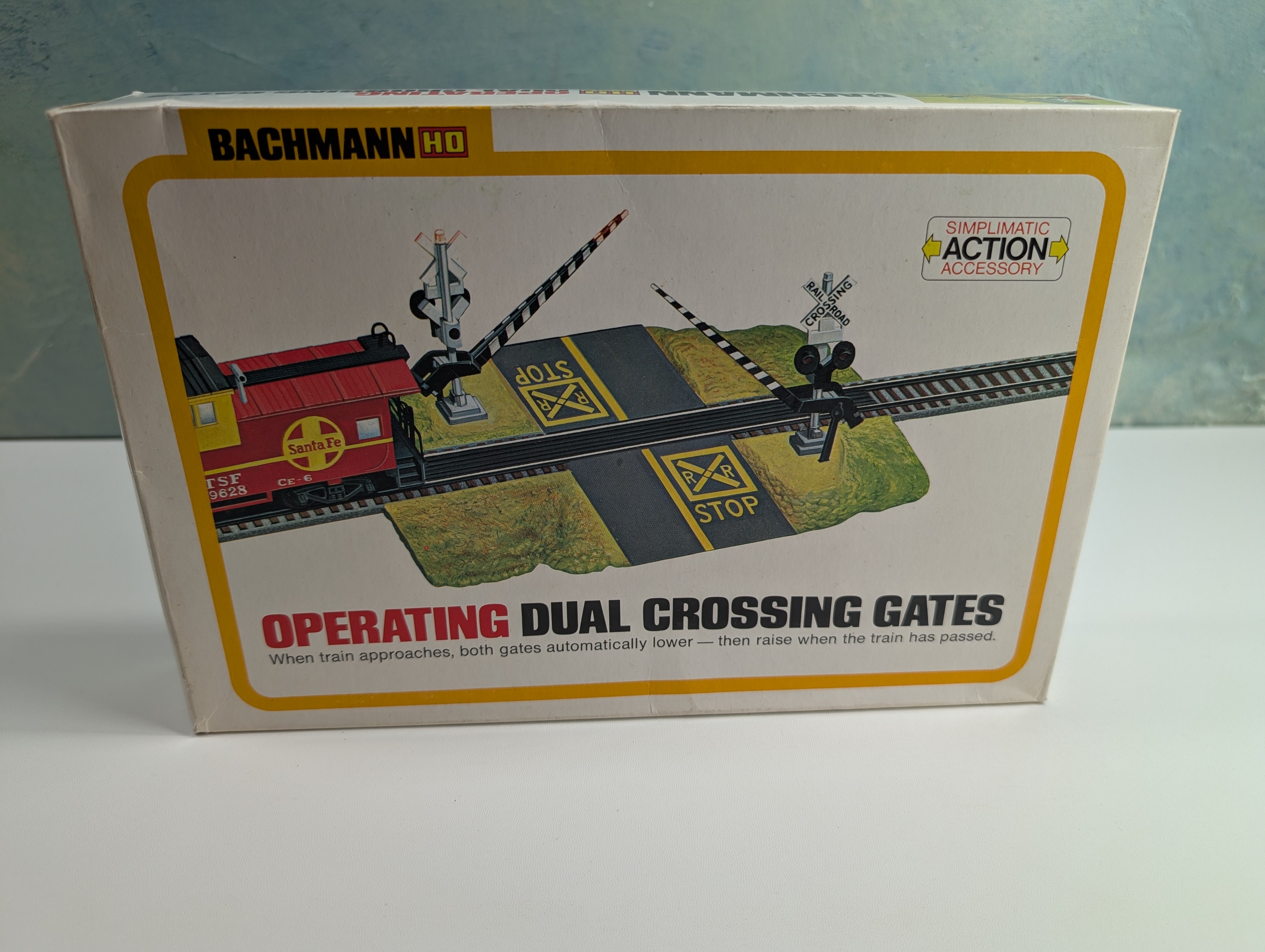USED Bachmann 46-3028 HO Scale Operating Dual Crossing Gates