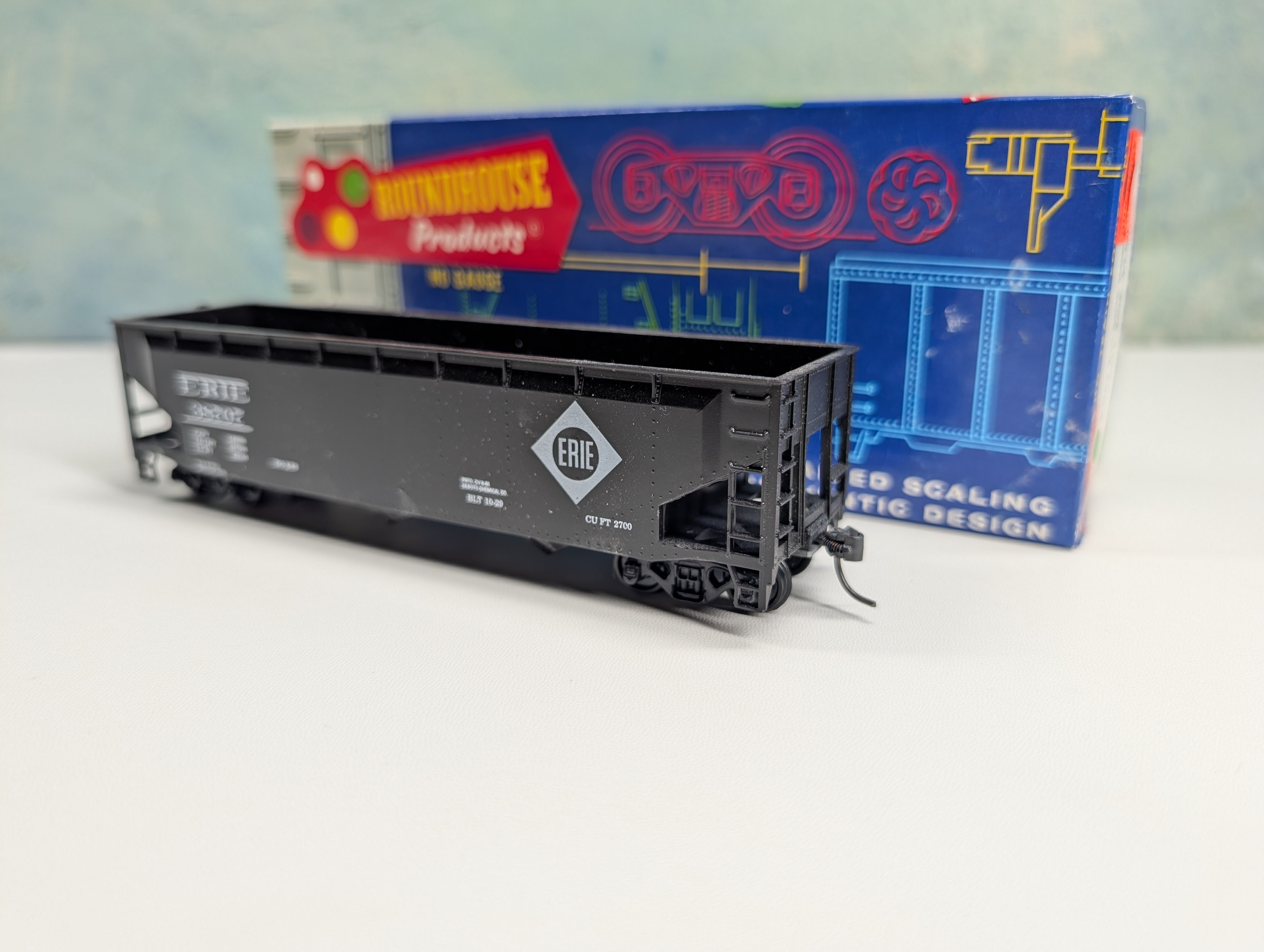 USED Roundhouse HO Scale 3 Bay Rib Side Hopper Erie #38707