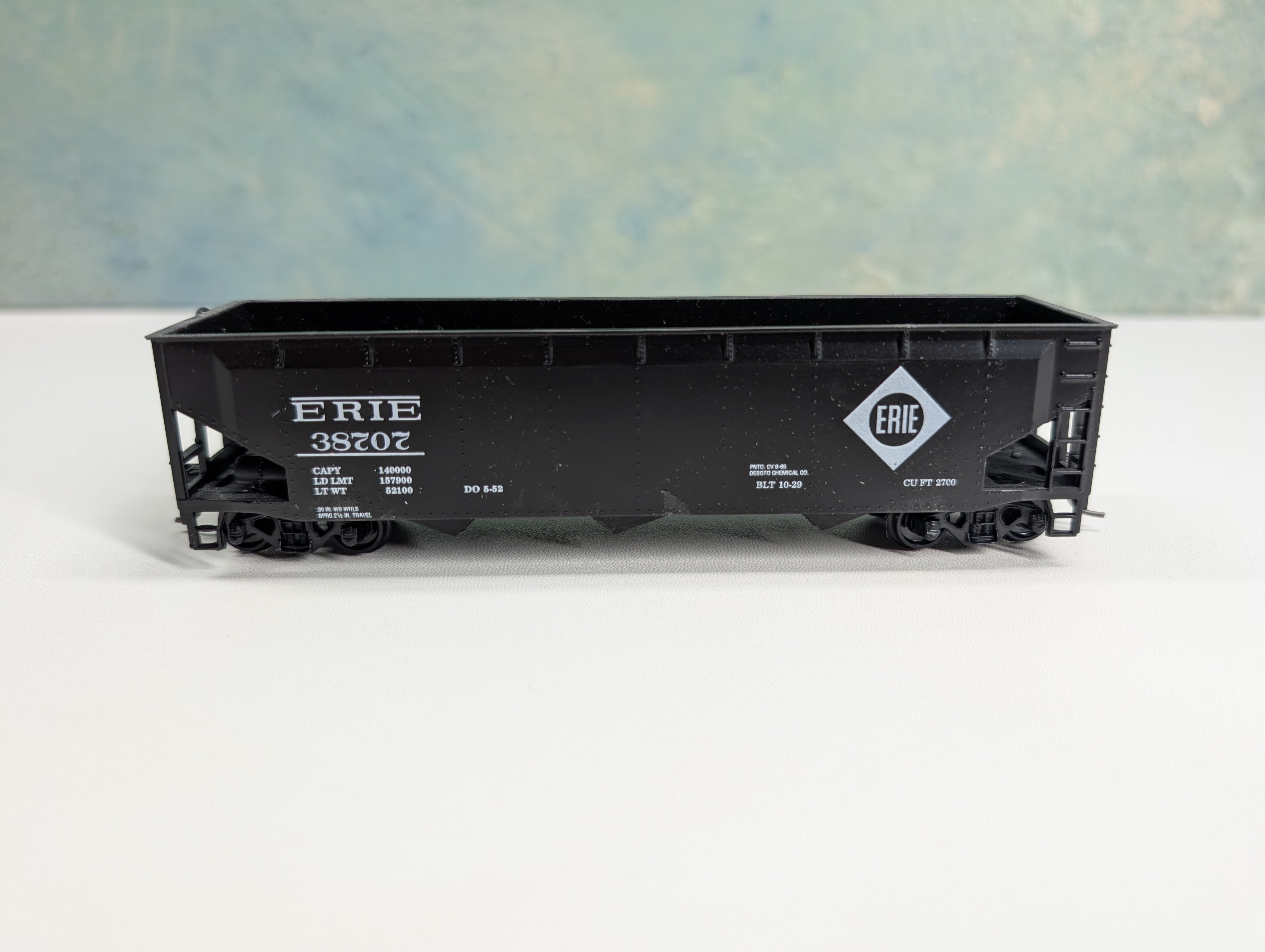 USED Roundhouse HO Scale 3 Bay Rib Side Hopper Erie #38707