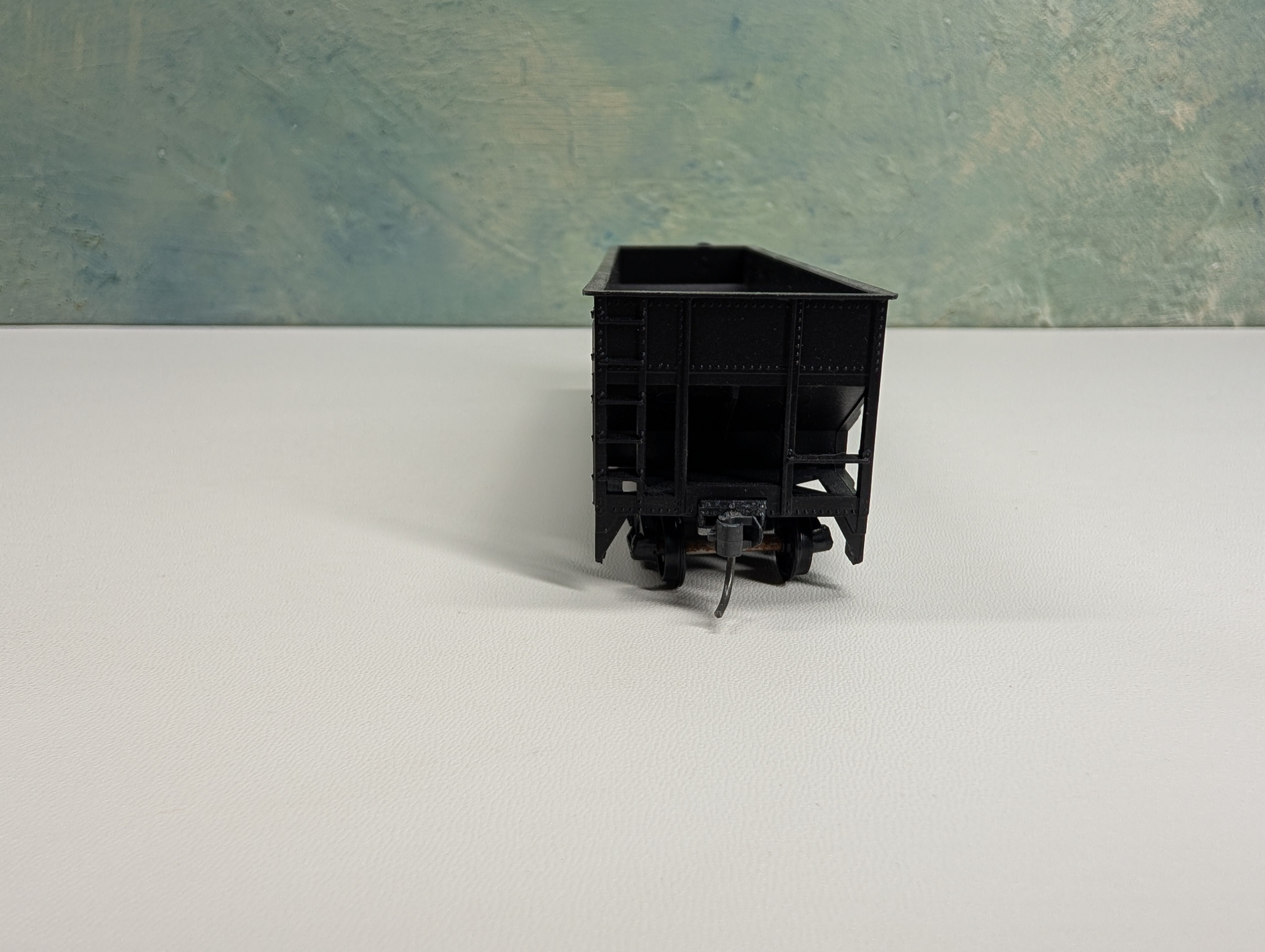 USED Roundhouse HO Scale 3 Bay Rib Side Hopper Erie #38707