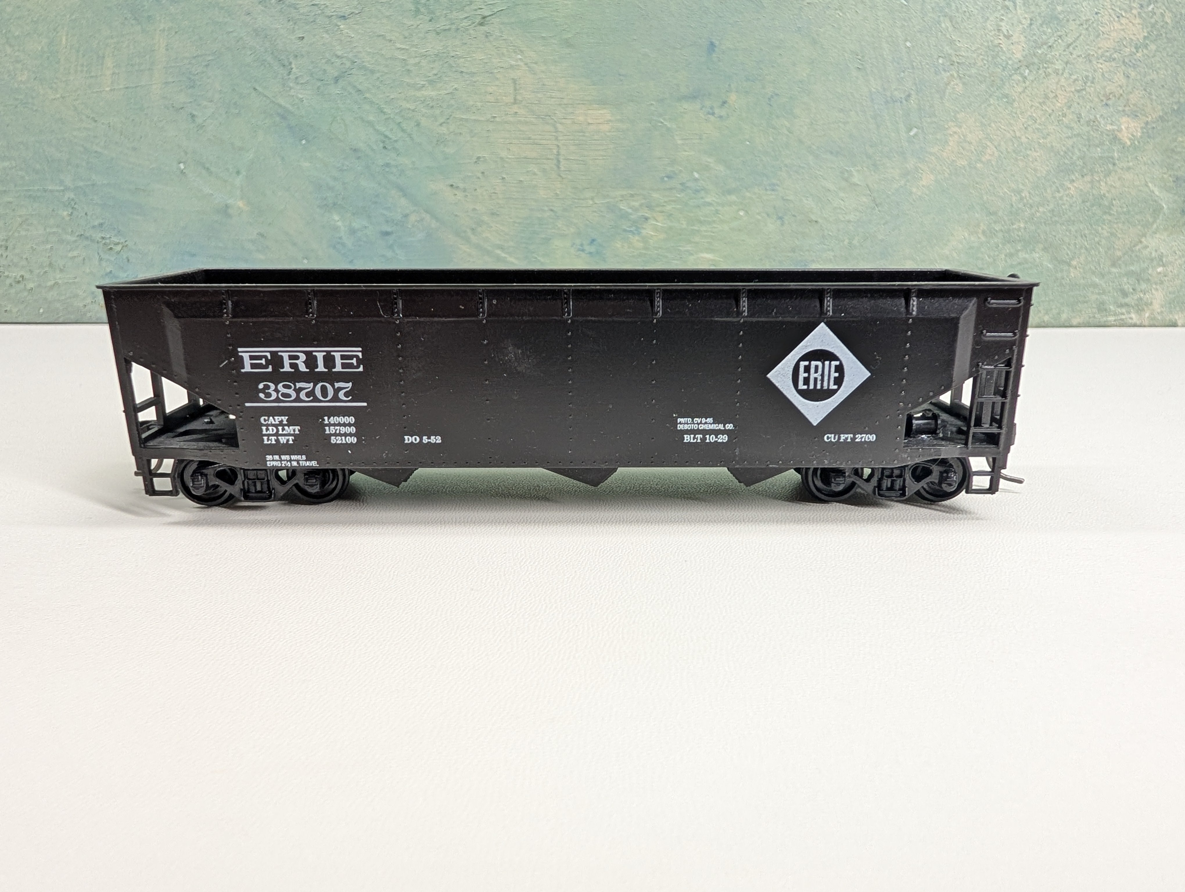 USED Roundhouse HO Scale 3 Bay Rib Side Hopper Erie #38707