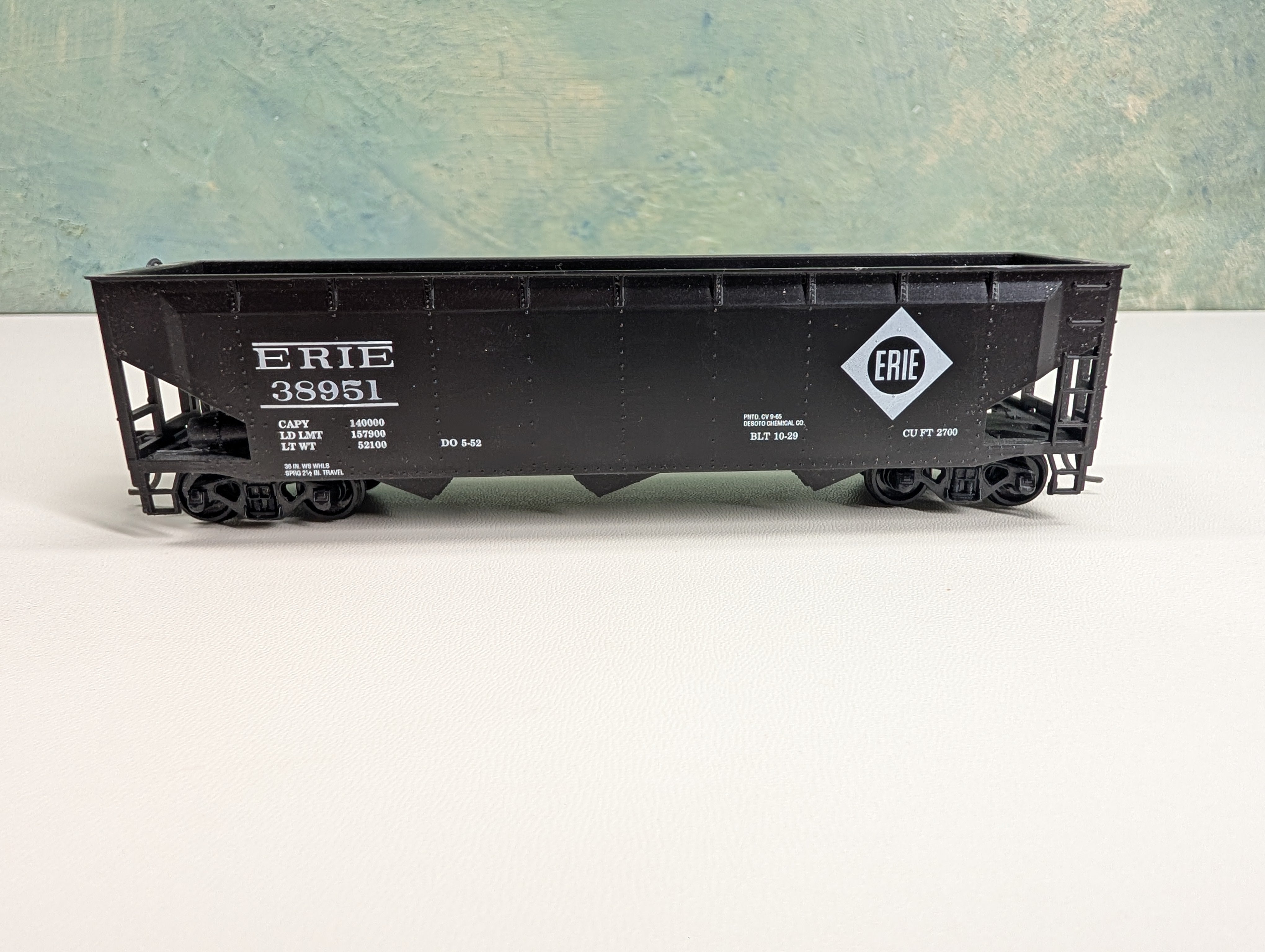 USED Roundhouse HO Scale 3 Bay Rib Side Hopper Erie #38951
