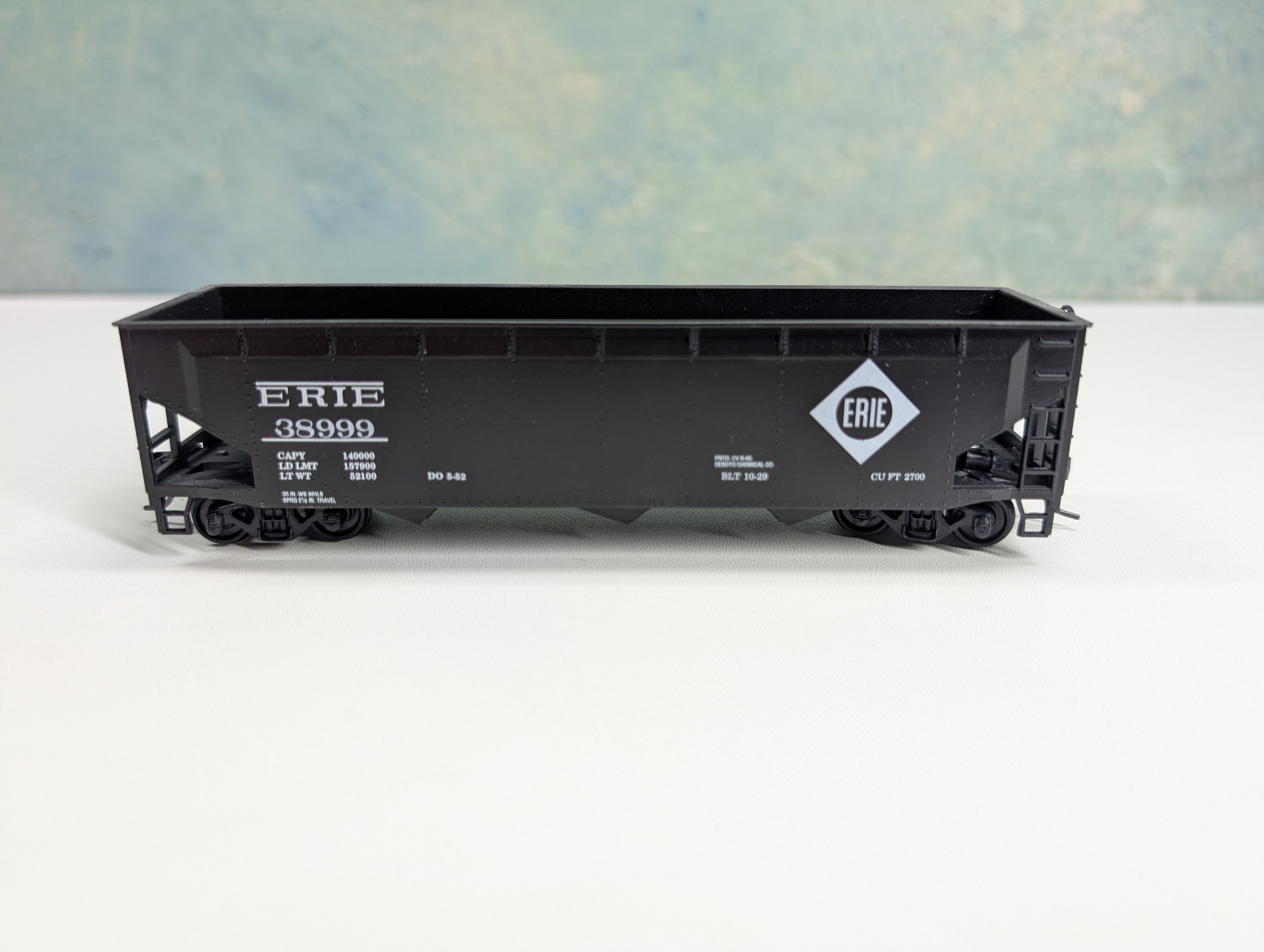 USED Roundhouse HO Scale 3 Bay Rib Side Hopper Erie #38999