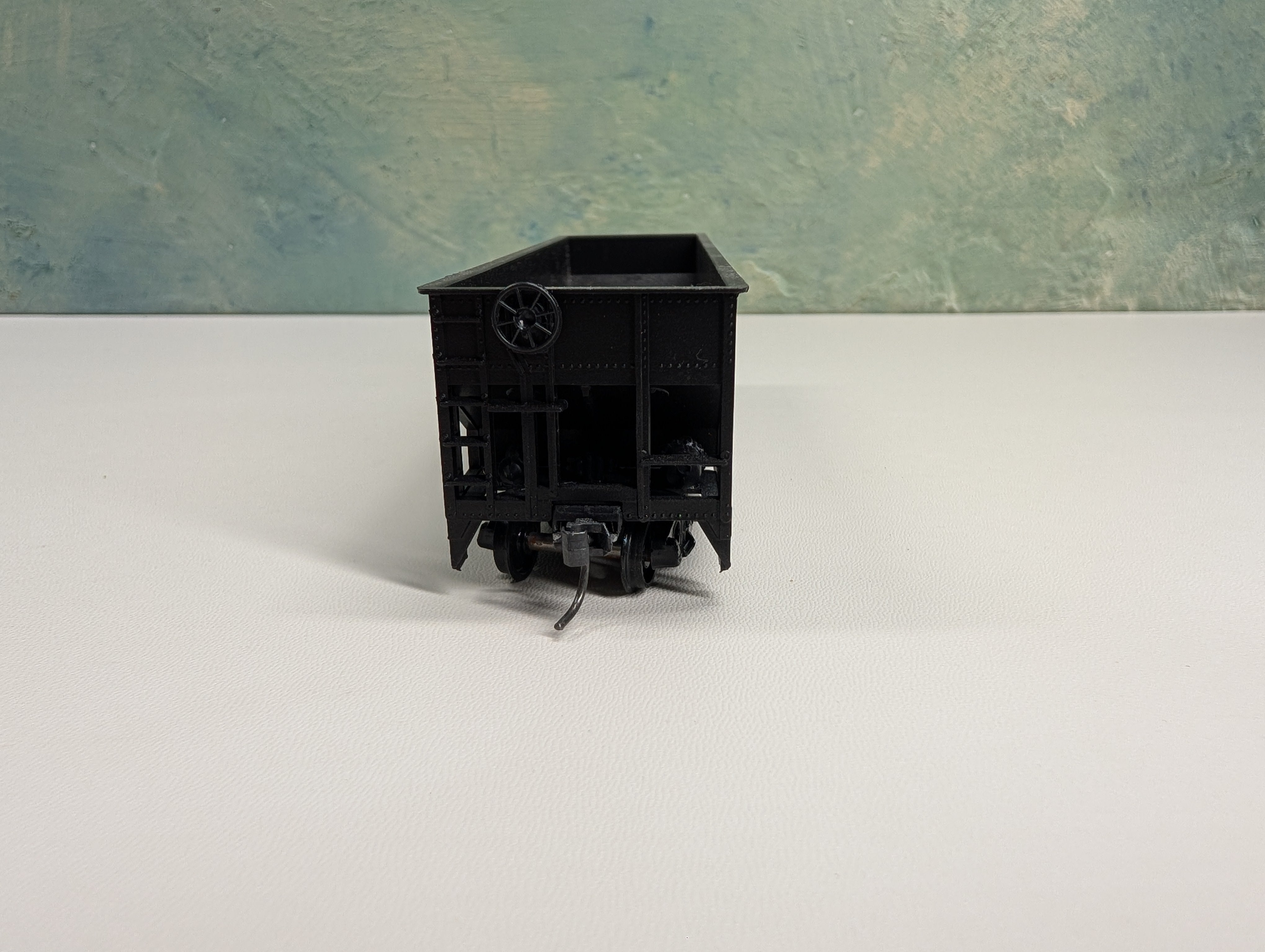 USED Roundhouse HO Scale 3 Bay Rib Side Hopper Erie #38999