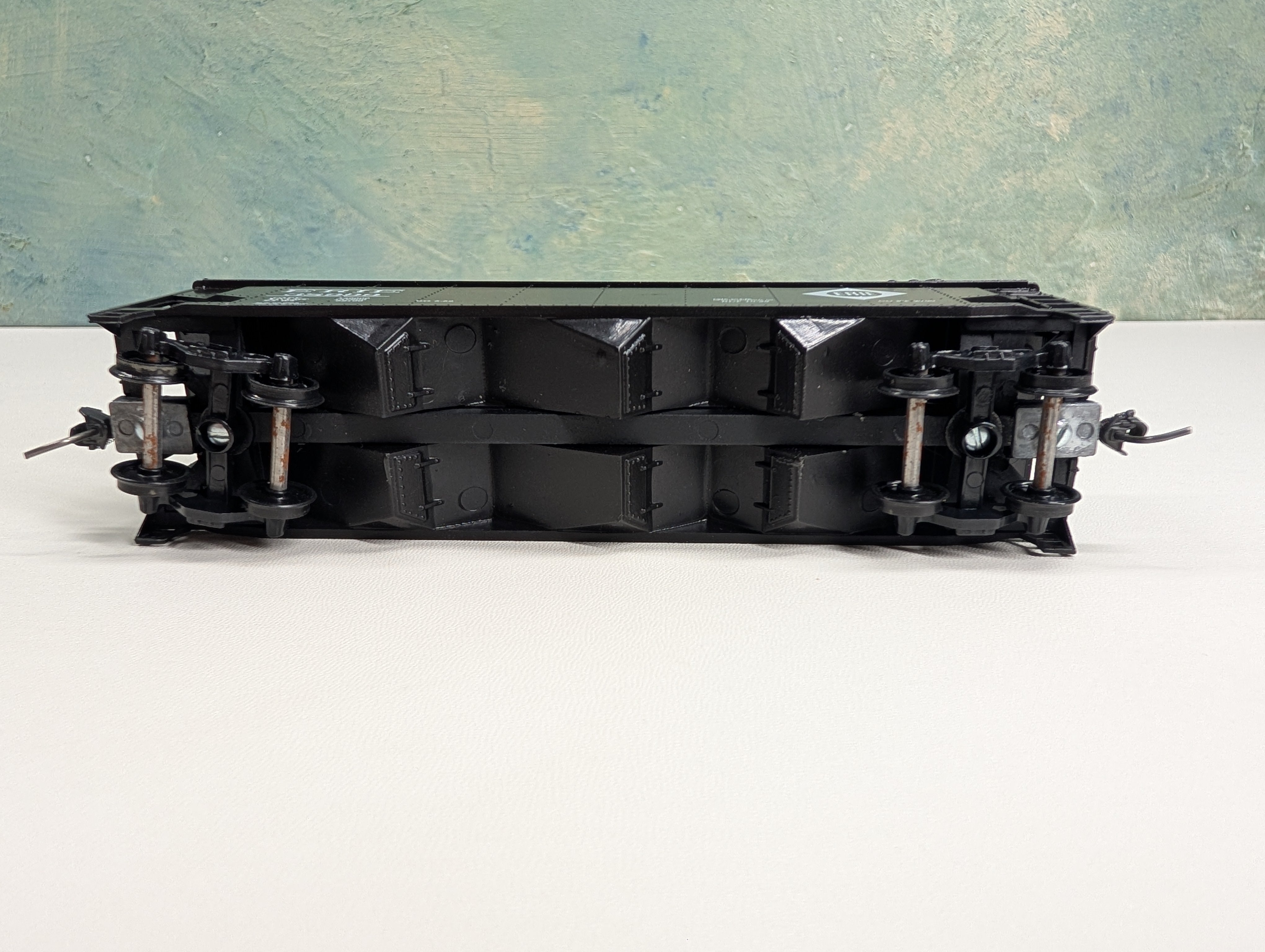 USED Roundhouse HO Scale 3 Bay Rib Side Hopper Erie #38999