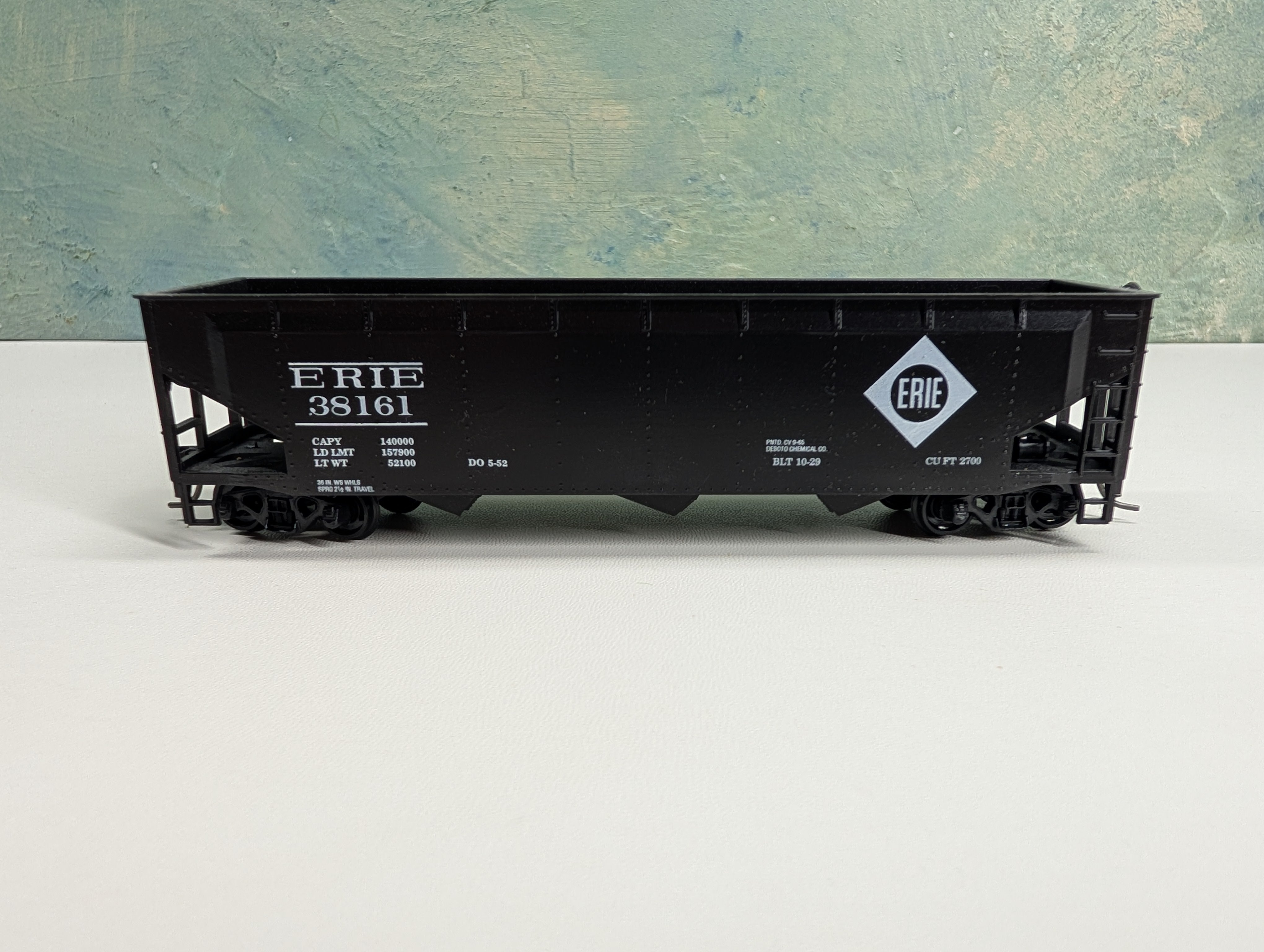 USED Roundhouse HO Scale 3 Bay Rib Side Hopper Erie #38161
