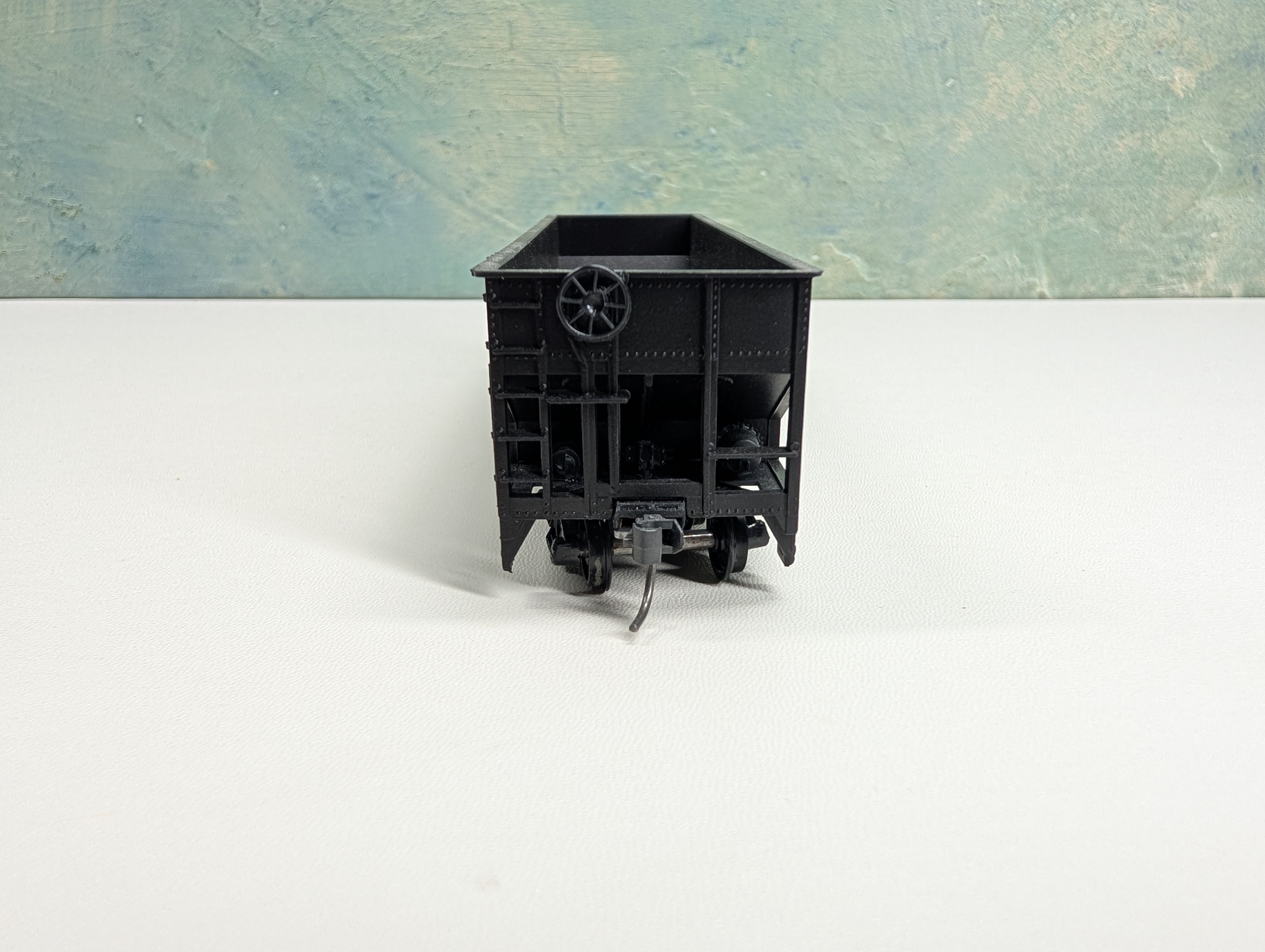 USED Roundhouse HO Scale 3 Bay Rib Side Hopper Erie #38161