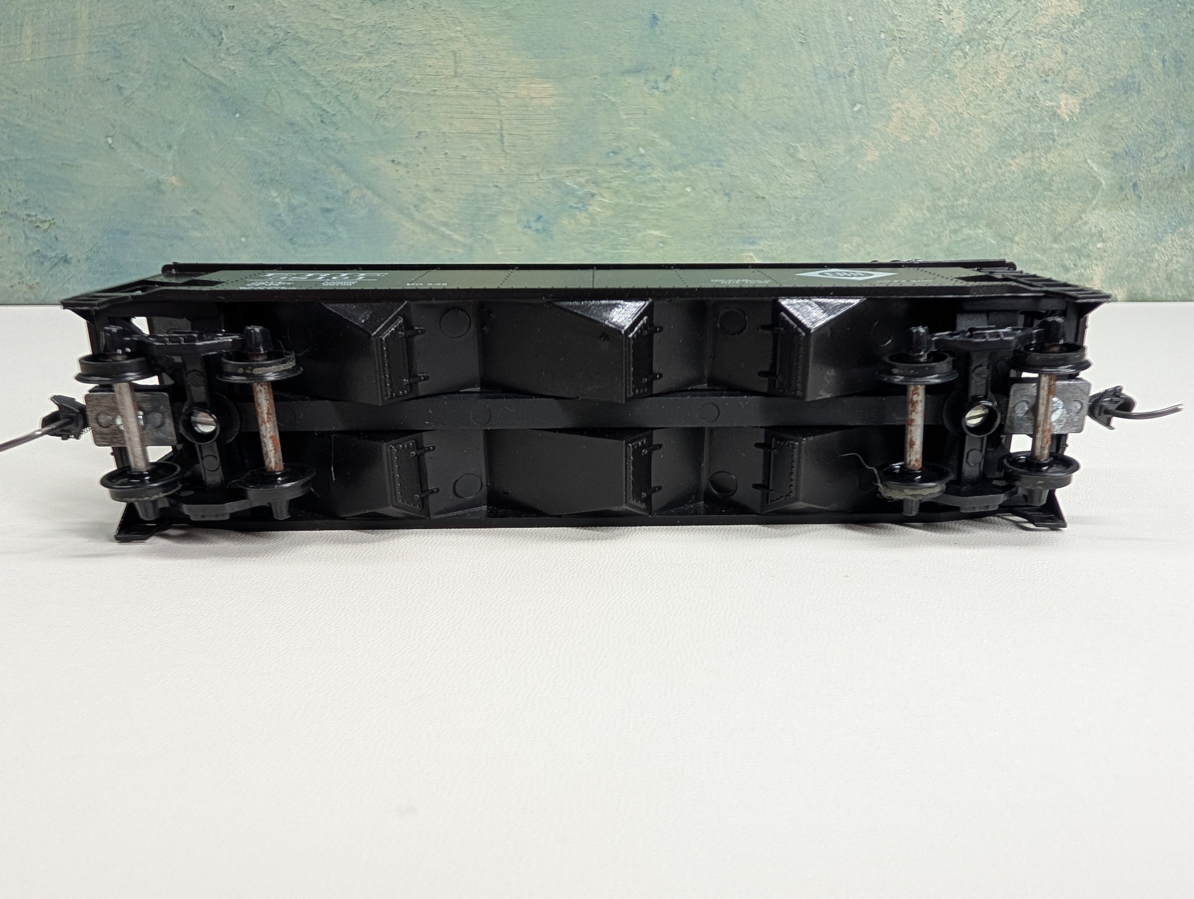 USED Roundhouse HO Scale 3 Bay Rib Side Hopper Erie #38161