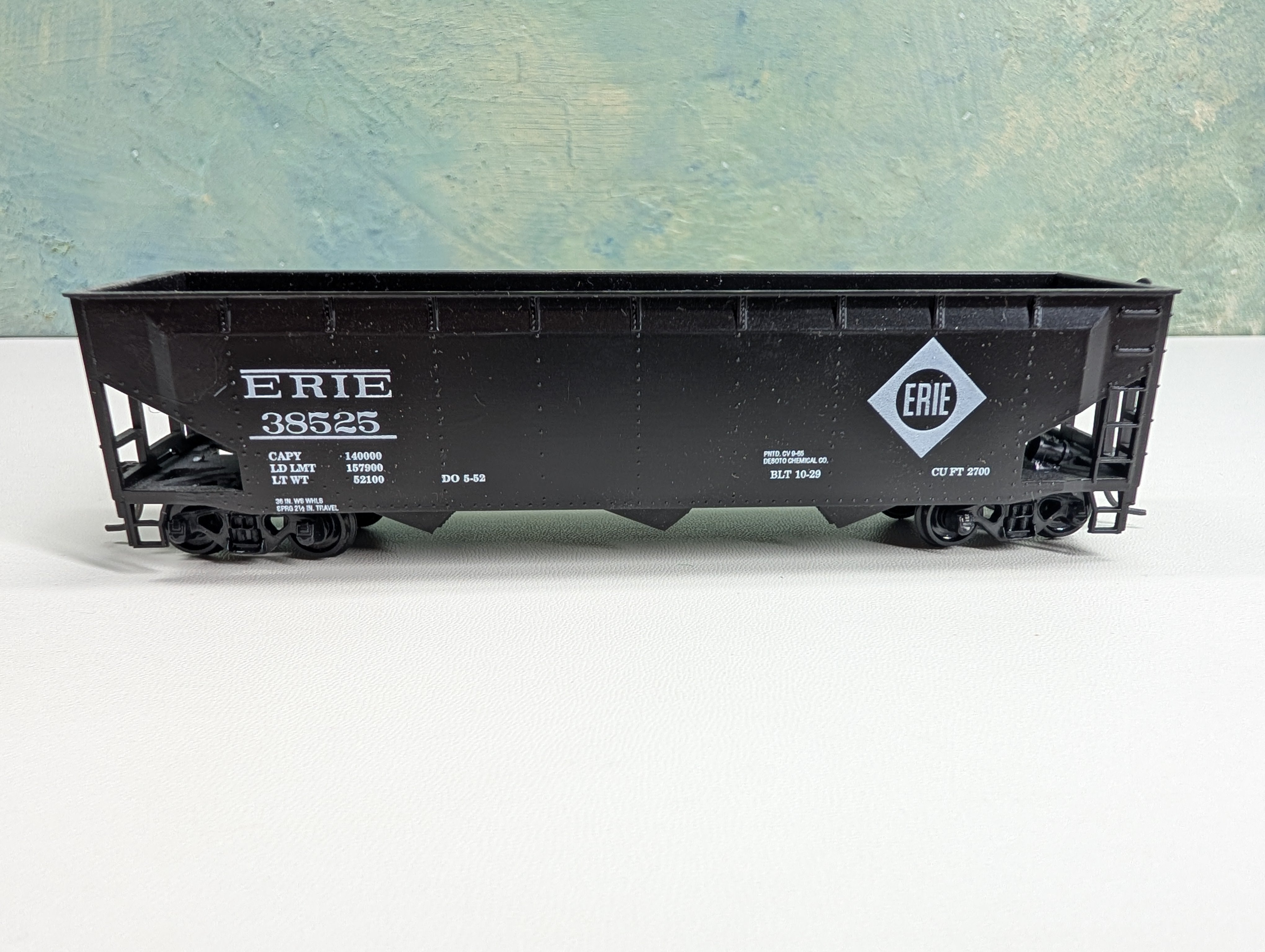 USED Roundhouse HO Scale 3 Bay Rib Side Hopper Erie #38525