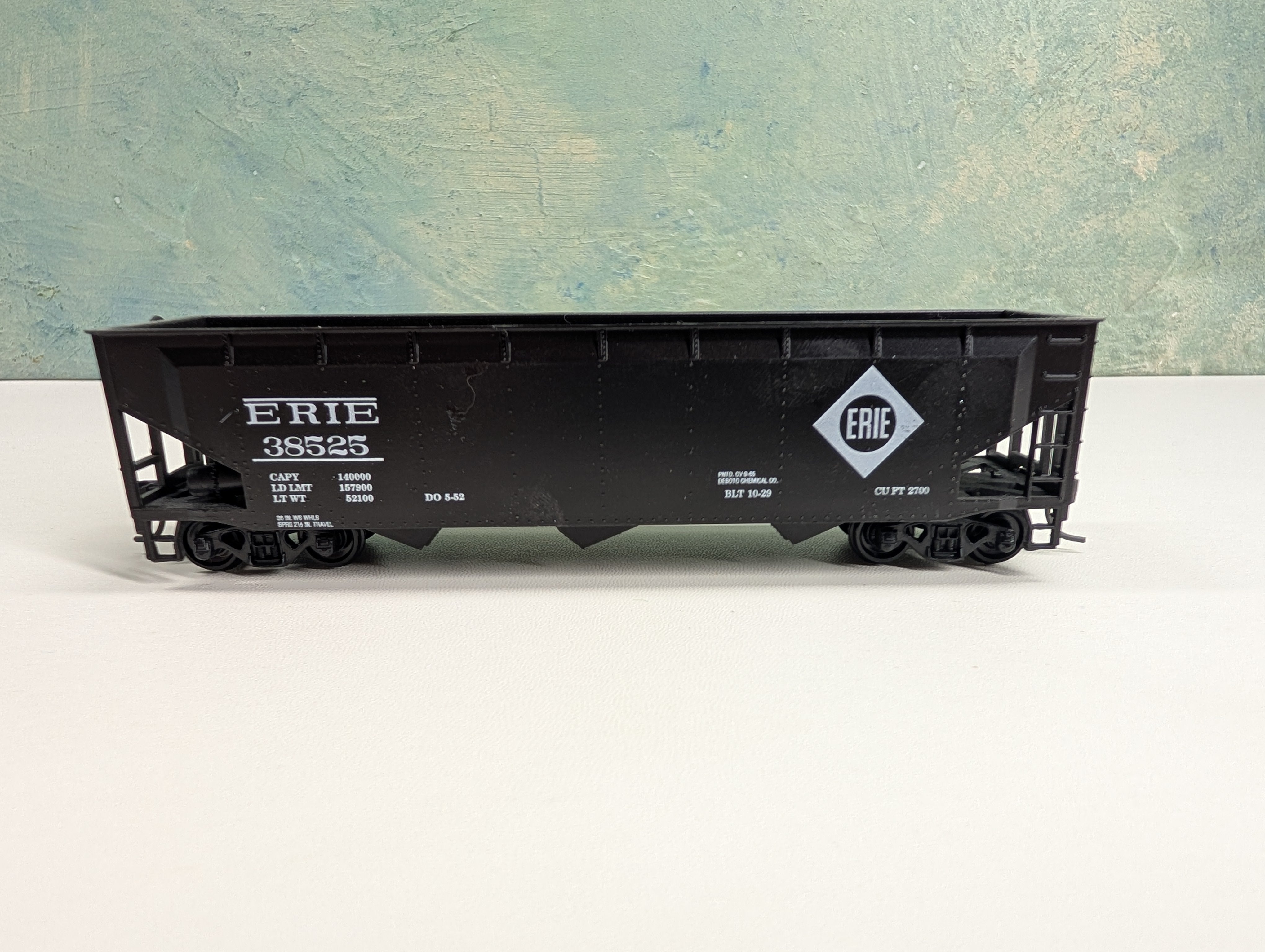 USED Roundhouse HO Scale 3 Bay Rib Side Hopper Erie #38525