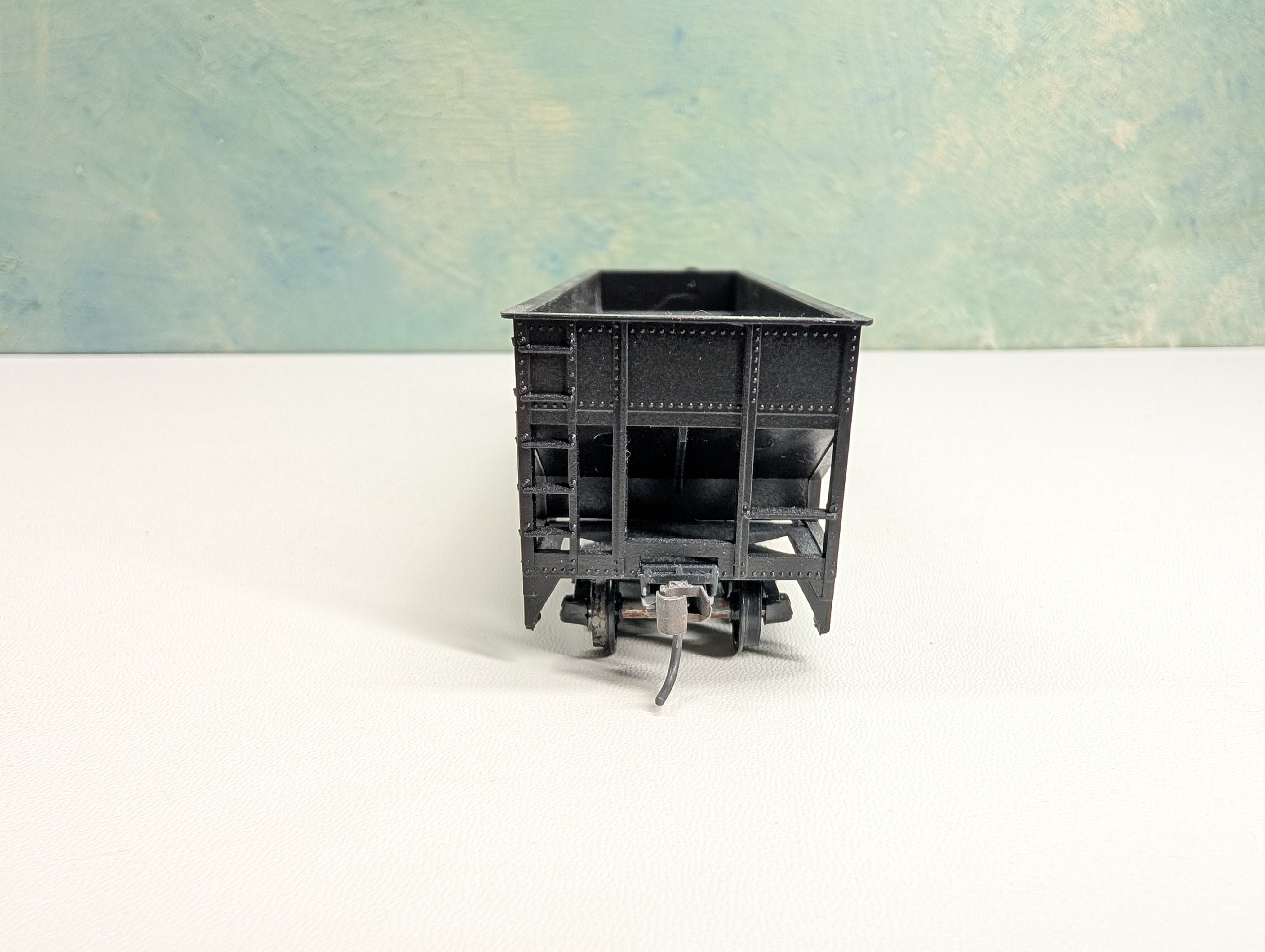 USED Roundhouse HO Scale 3 Bay Rib Side Hopper Erie #38525