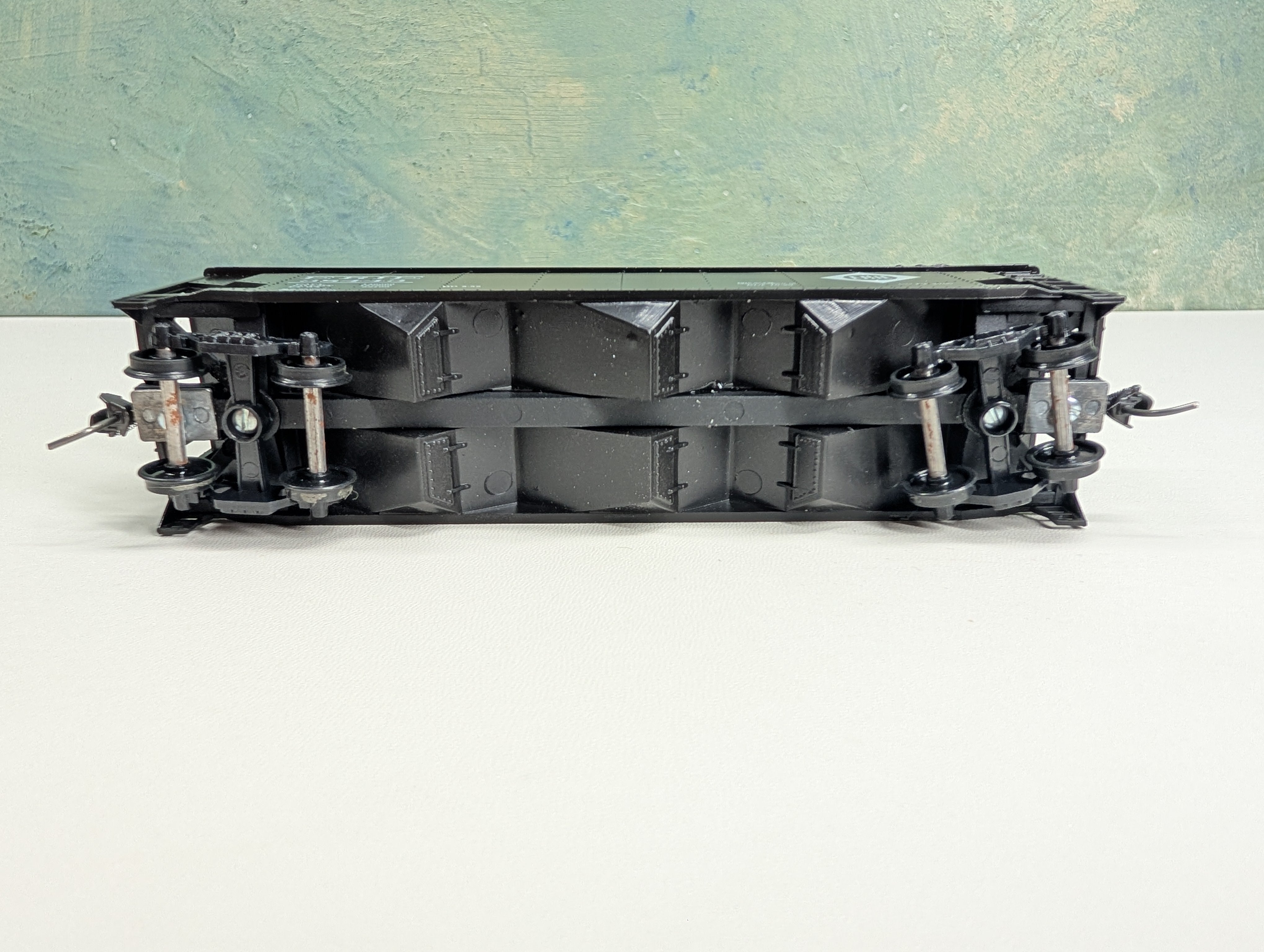 USED Roundhouse HO Scale 3 Bay Rib Side Hopper Erie #38443