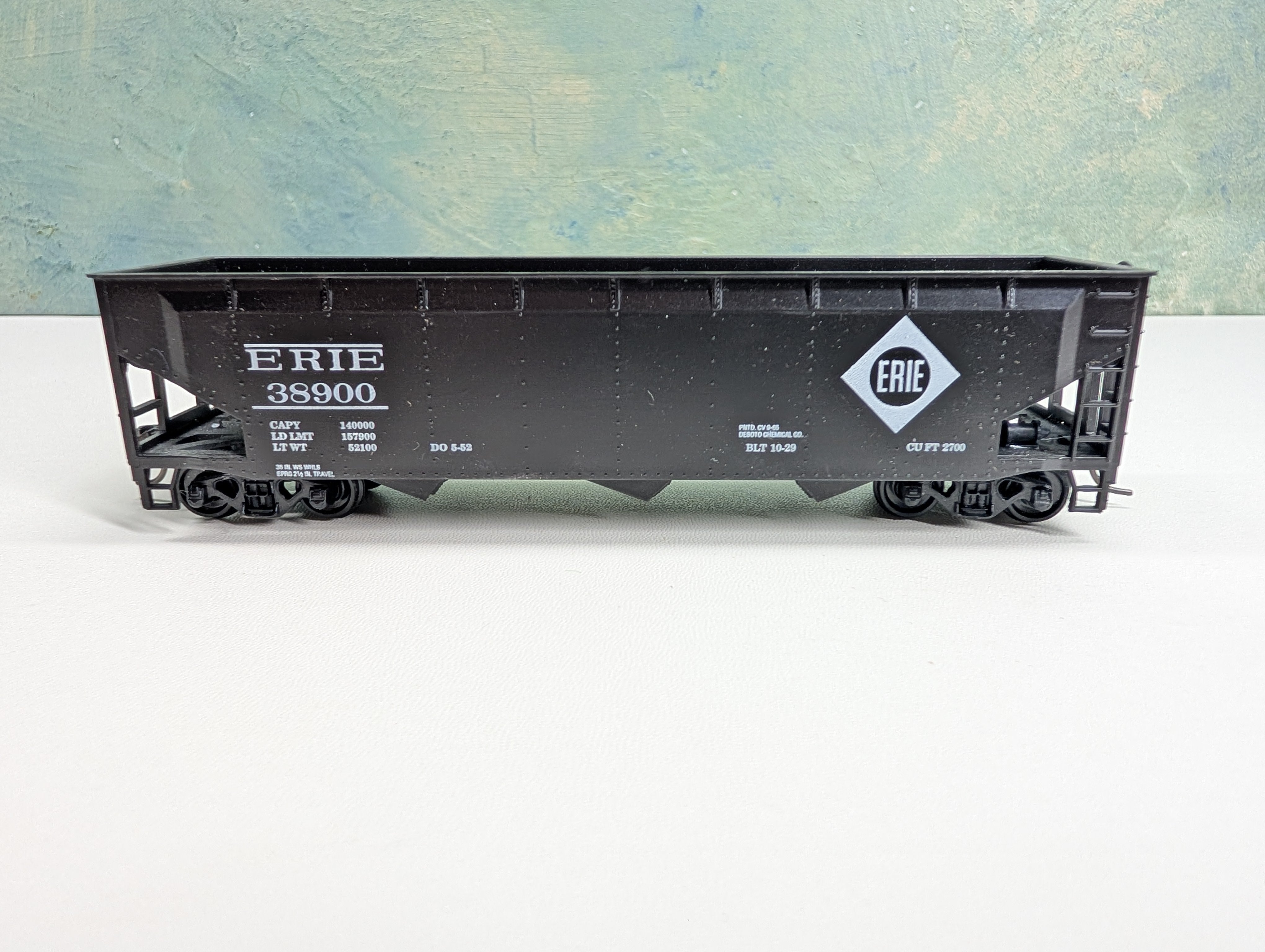 USED Roundhouse HO Scale 3 Bay Rib Side Hopper Erie #38900