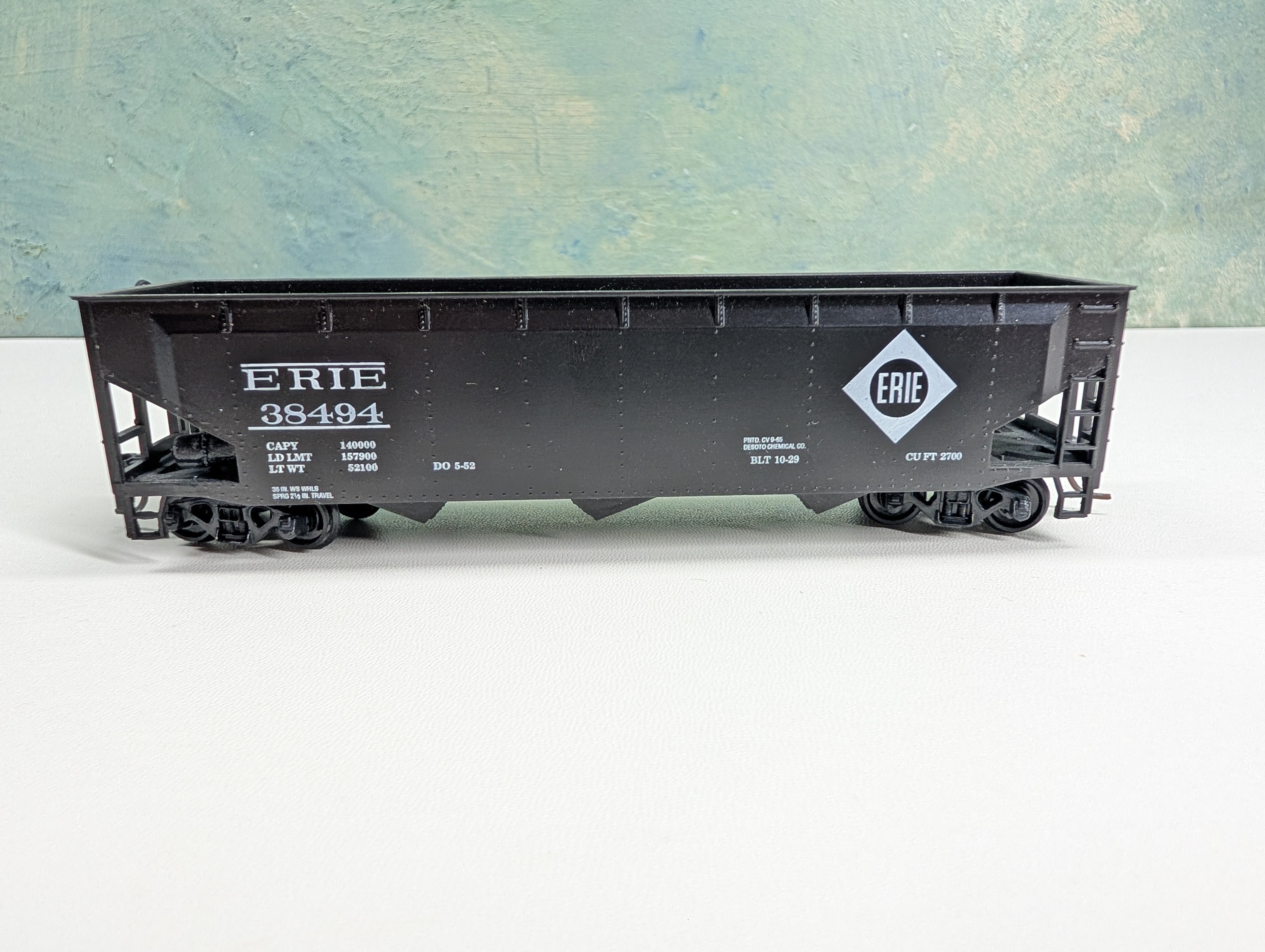 USED Roundhouse HO Scale 3 Bay Rib Side Hopper Erie #38494