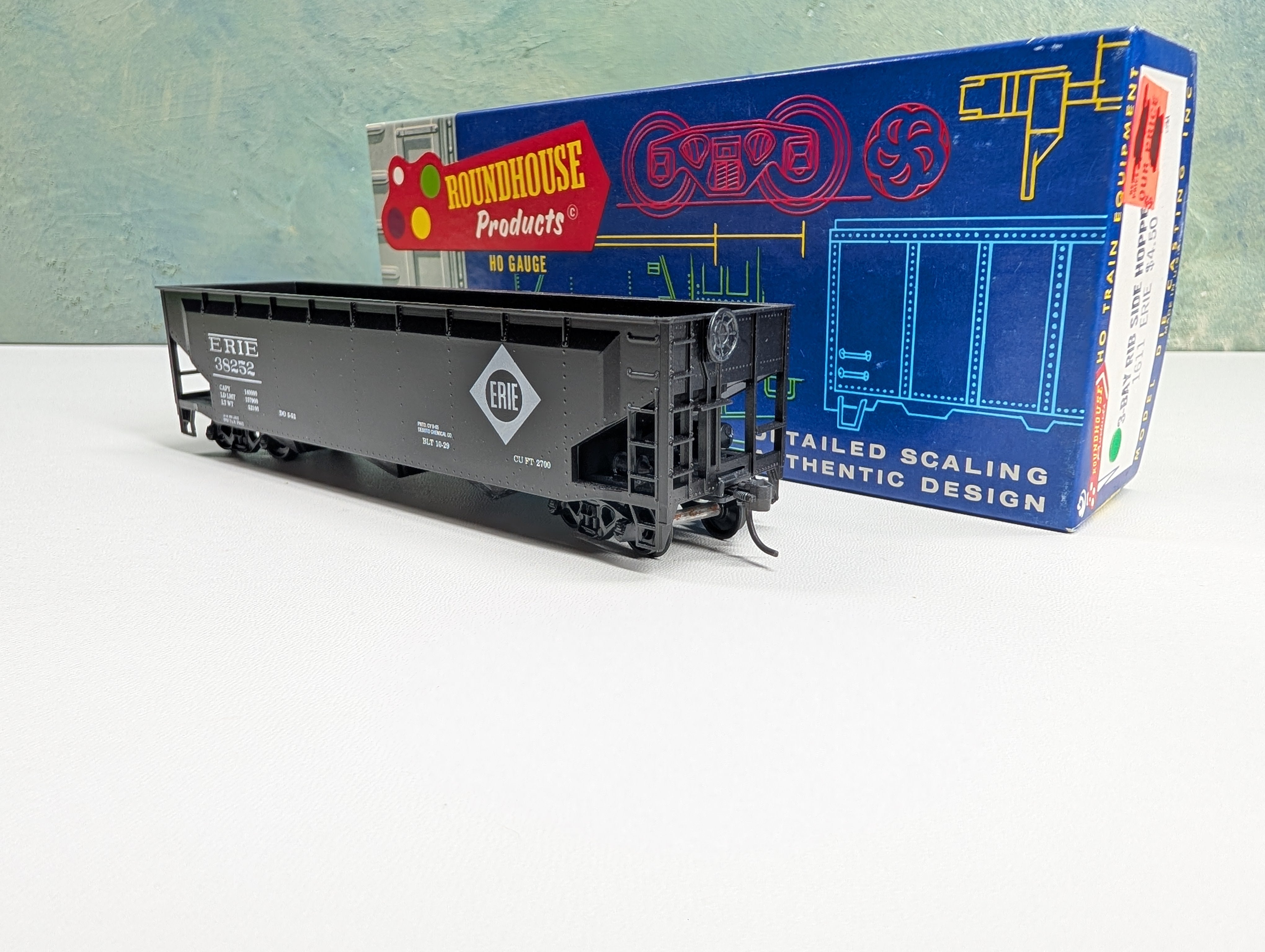USED Roundhouse HO Scale 3 Bay Rib Side Hopper Erie #38252