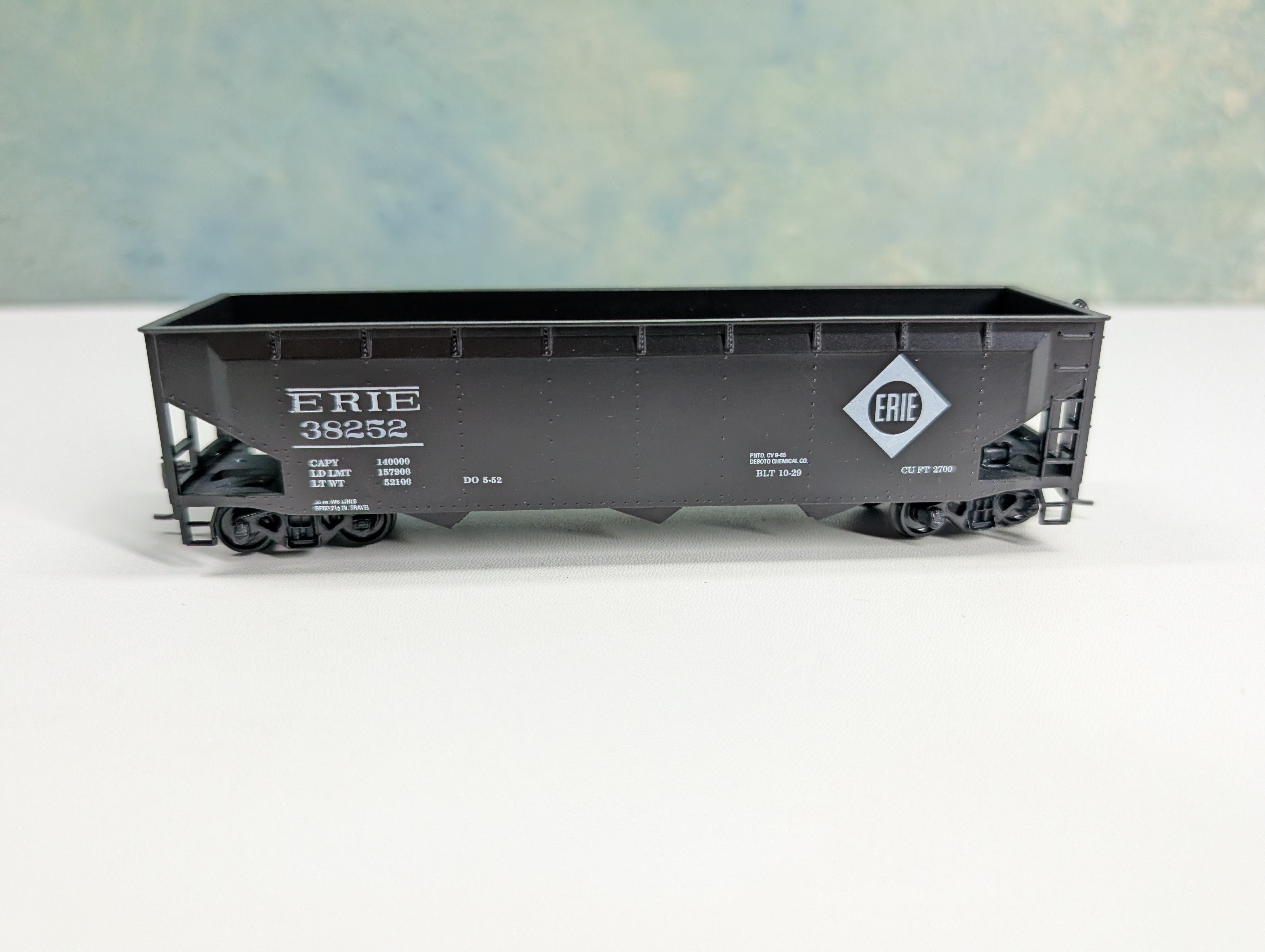 USED Roundhouse HO Scale 3 Bay Rib Side Hopper Erie #38252