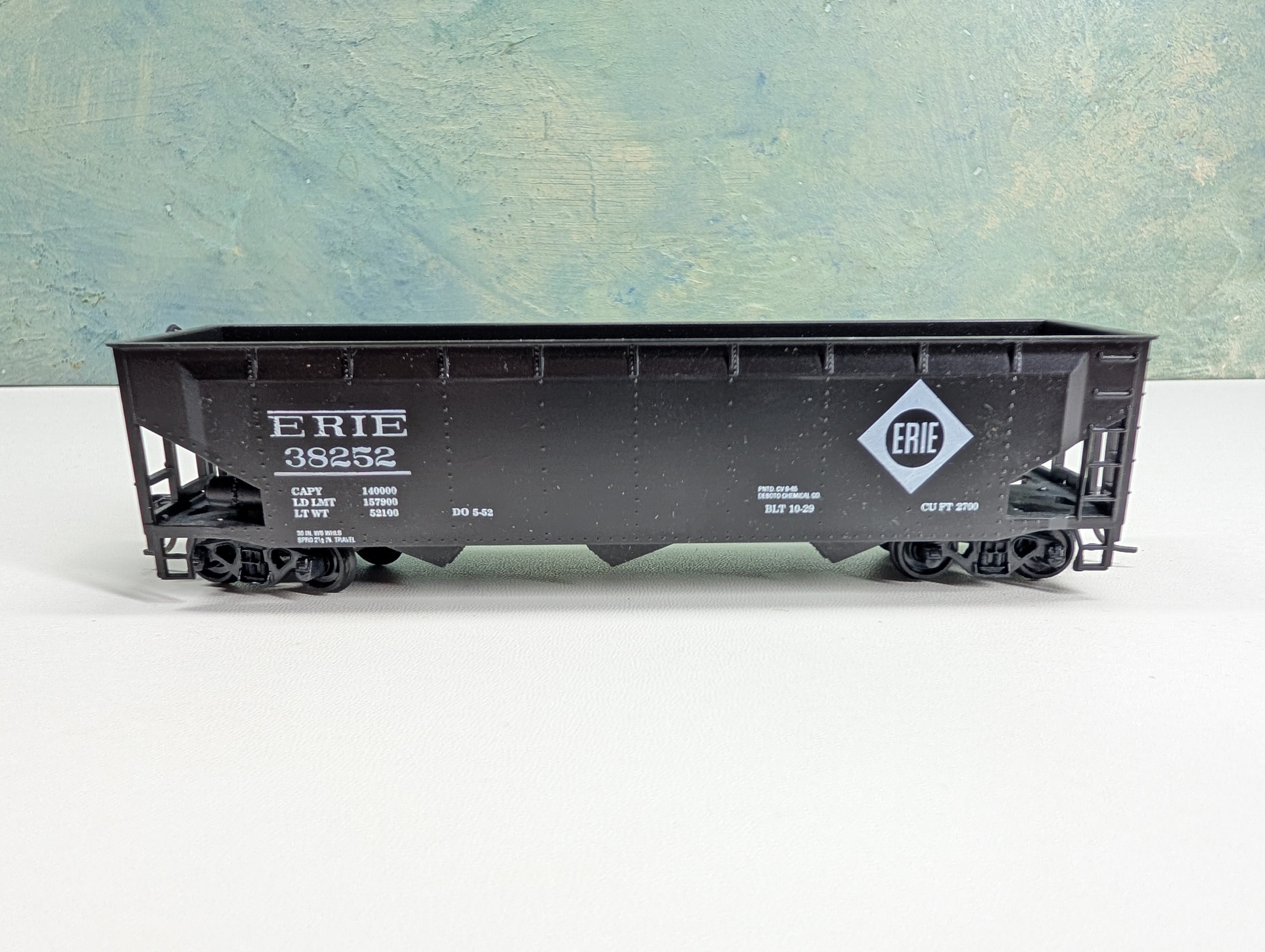 USED Roundhouse HO Scale 3 Bay Rib Side Hopper Erie #38252