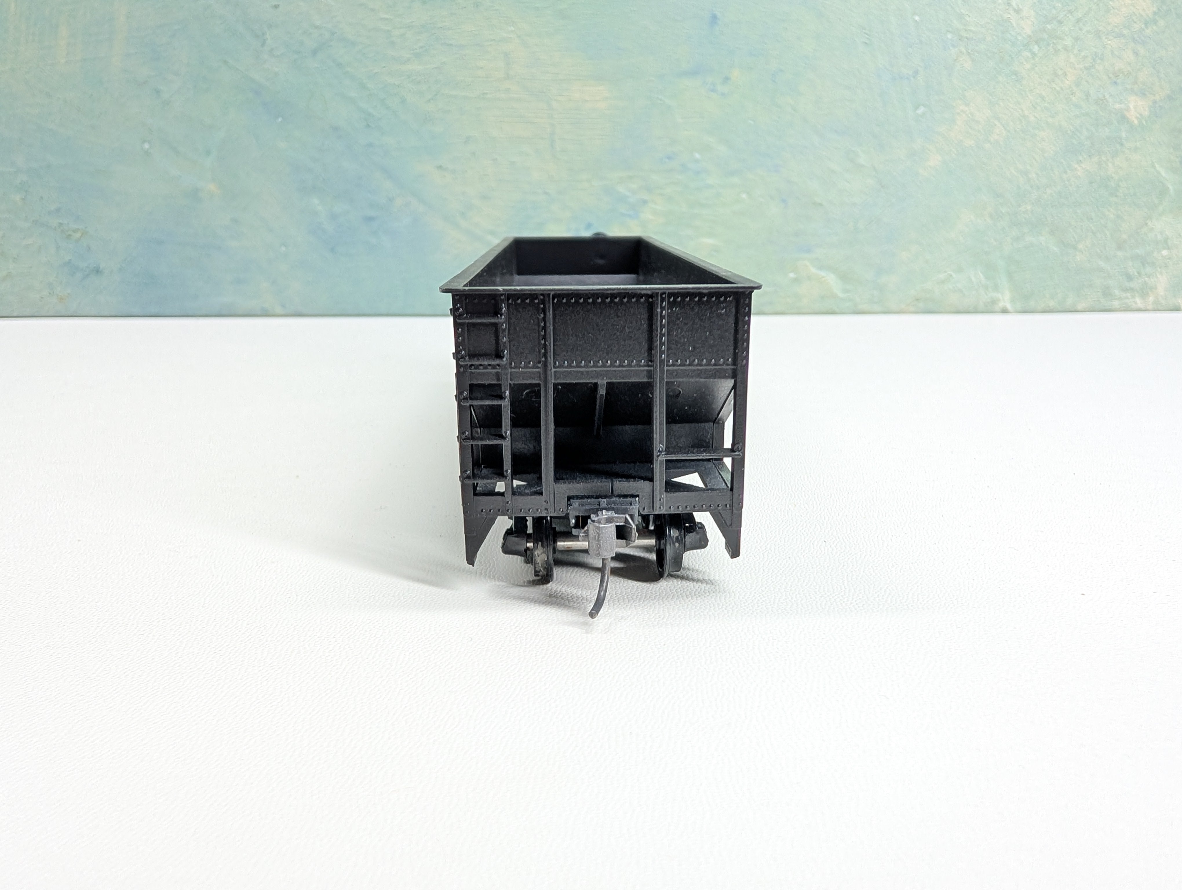 USED Roundhouse HO Scale 3 Bay Rib Side Hopper Erie #38252