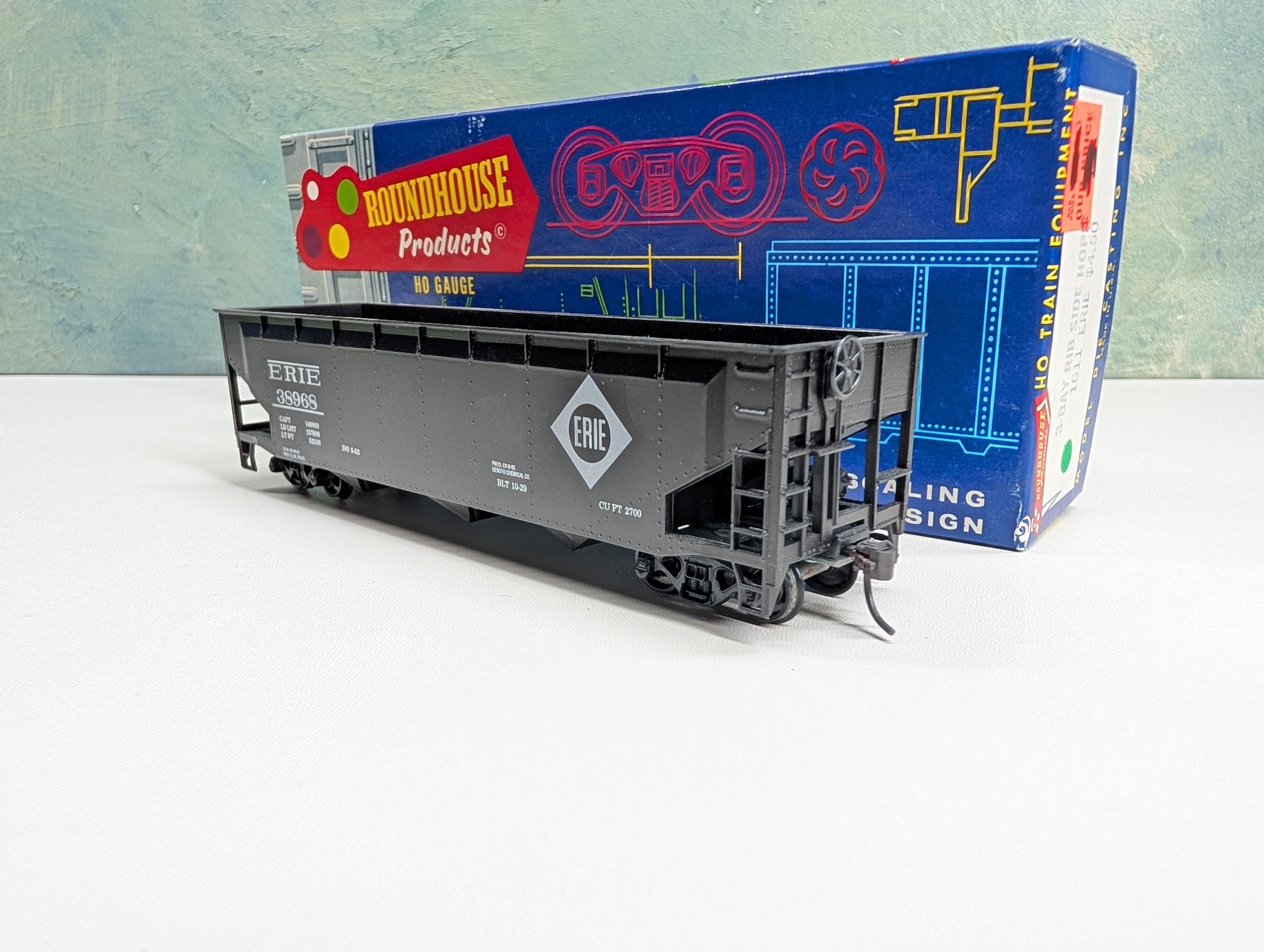USED Roundhouse HO Scale 3 Bay Rib Side Hopper Erie #38968
