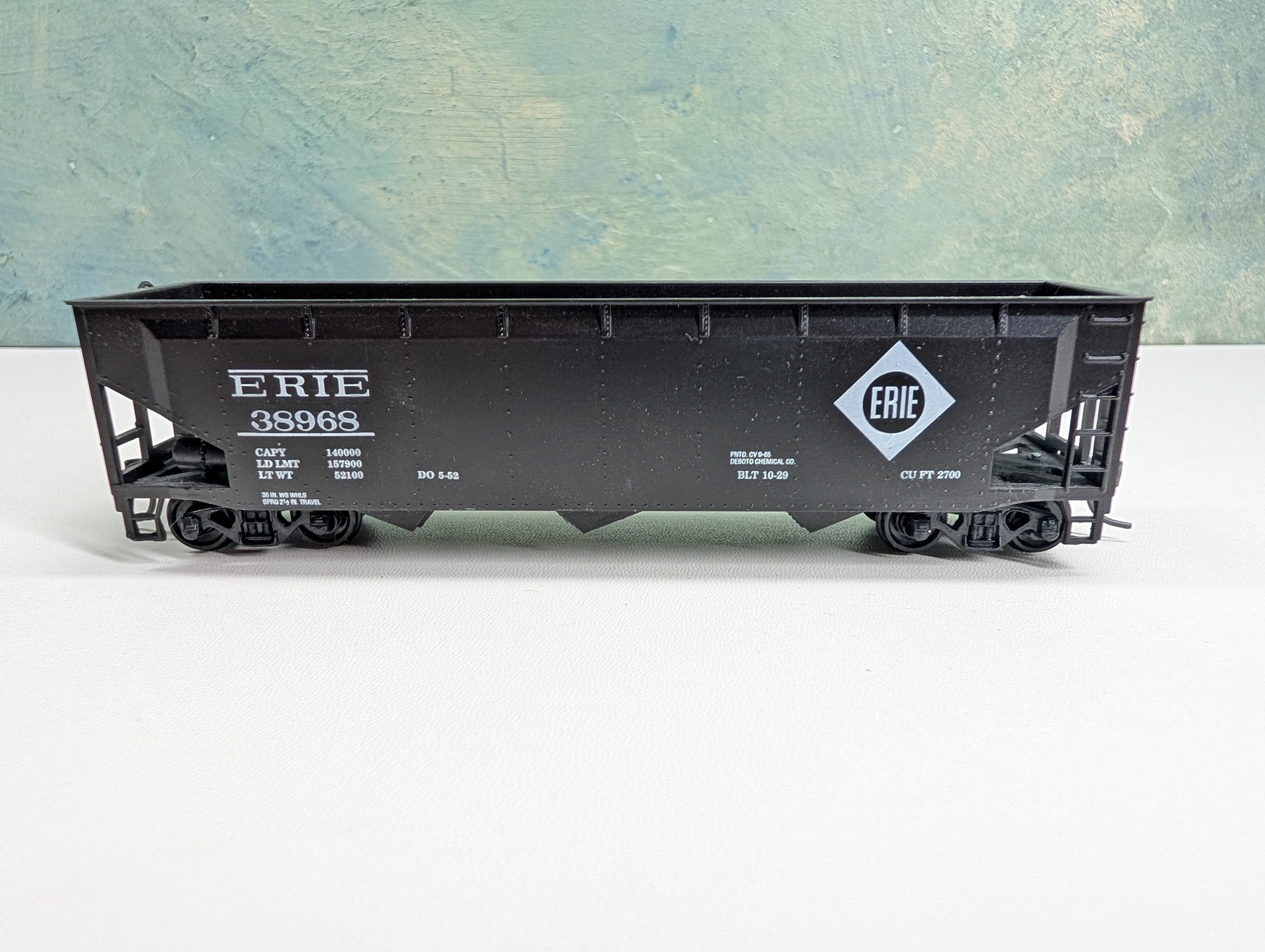 USED Roundhouse HO Scale 3 Bay Rib Side Hopper Erie #38968