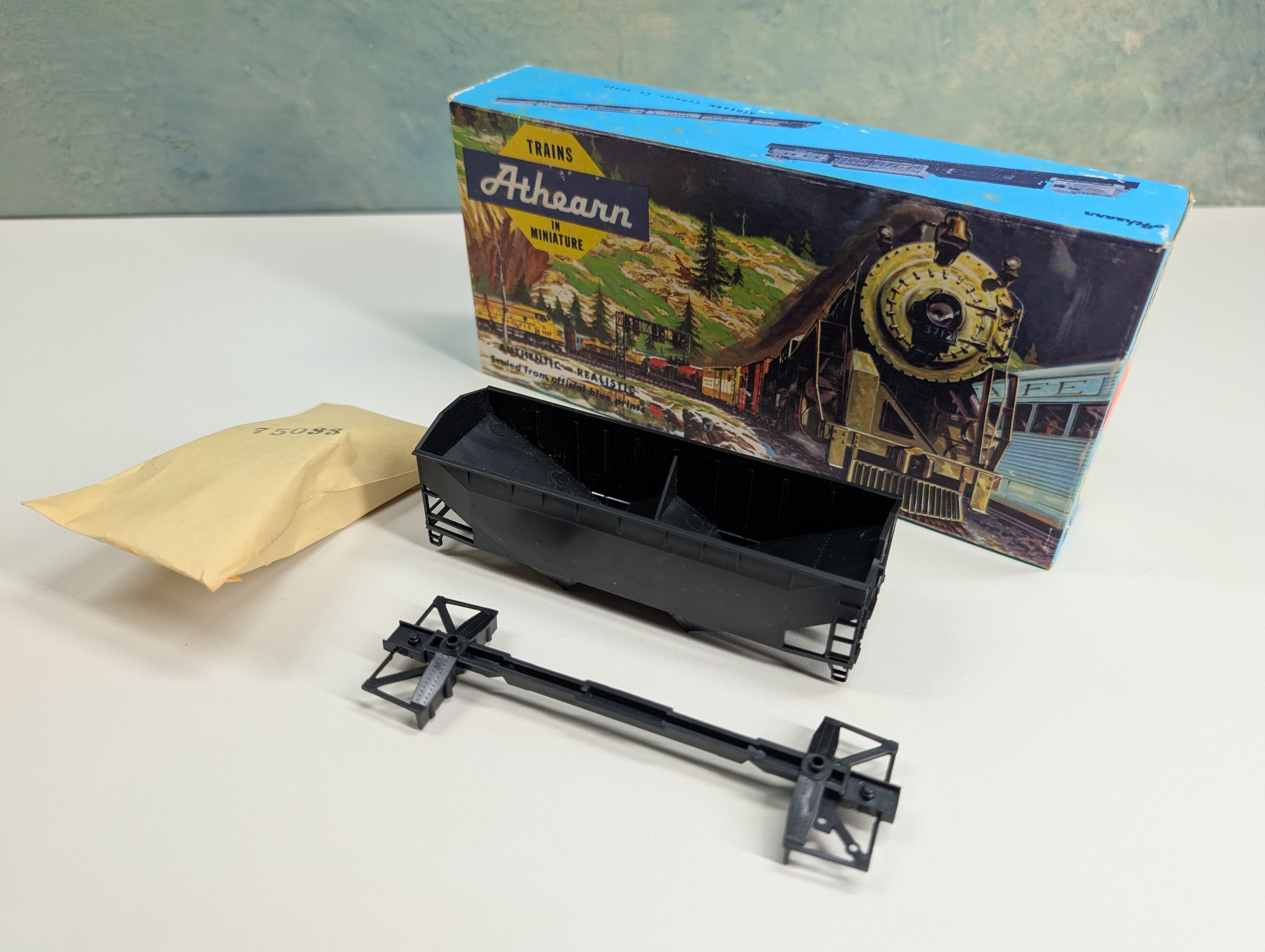 USED Athearn 5400 HO Scale 2 Bay 34' Offset Side Hopper Undecorated KIT