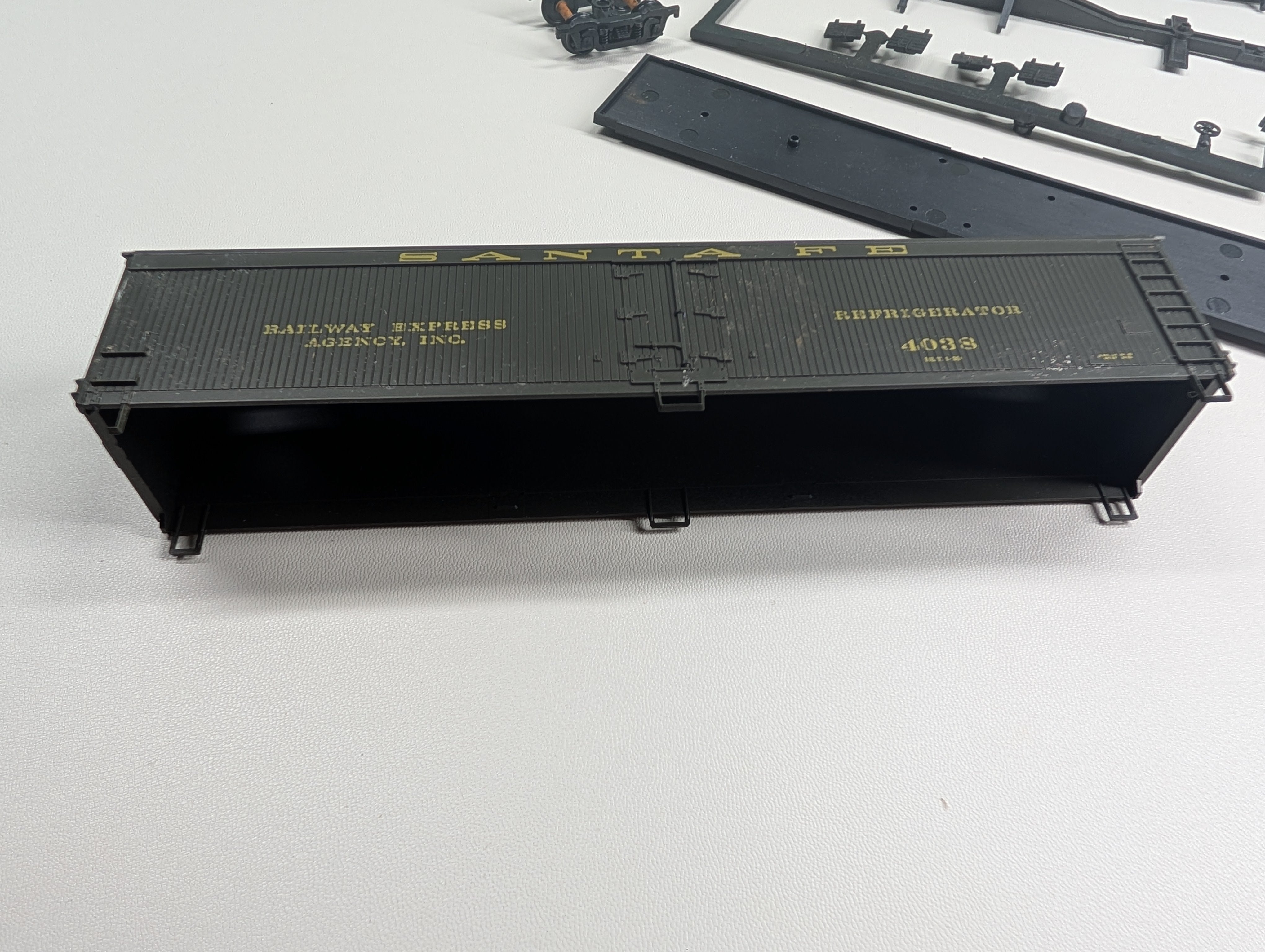 USED Athearn 5331 HO Scale 50' Express Reefer Box Car Santa Fe REA #4038