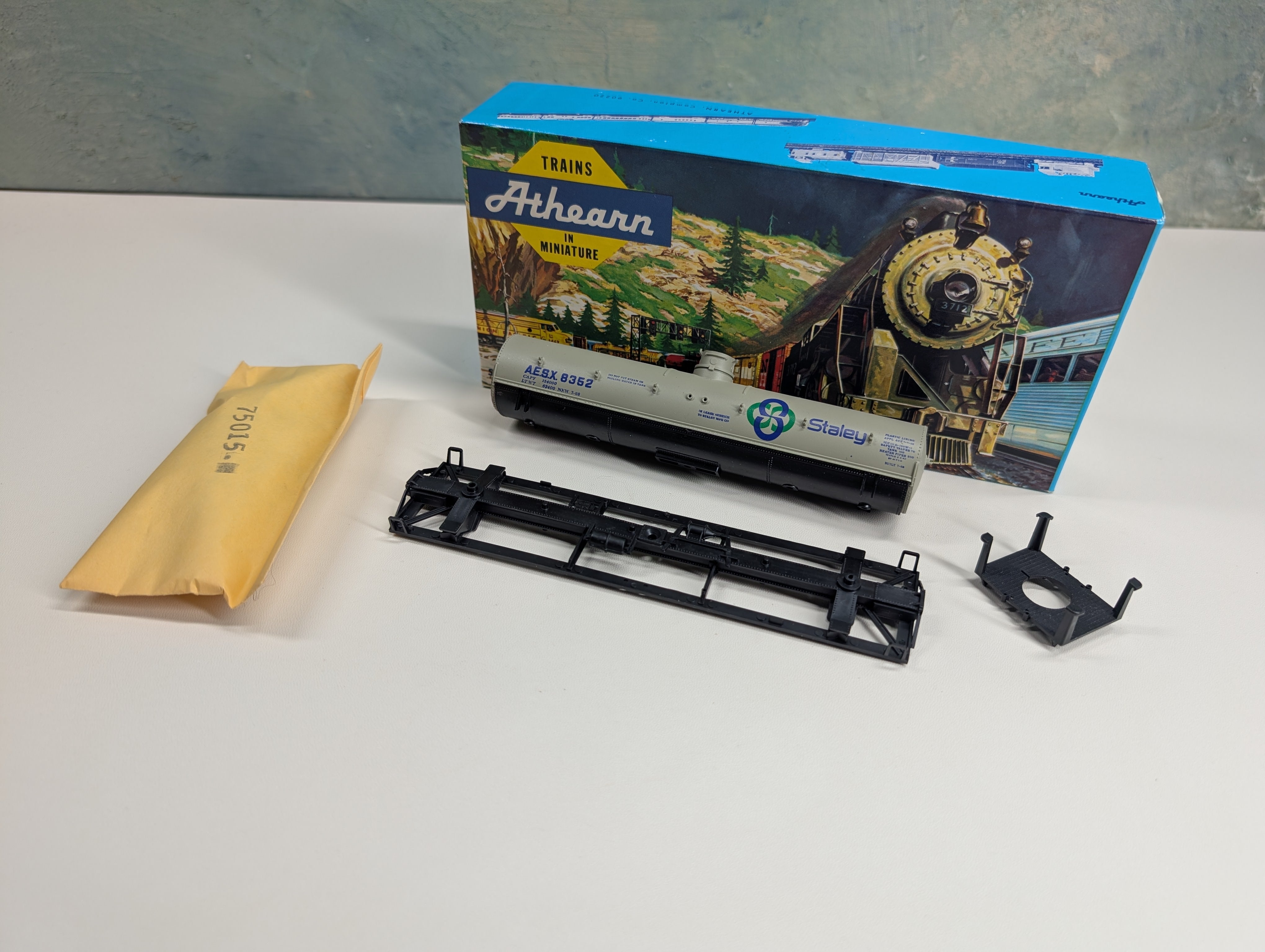 USED Athearn HO Scale 40' Chemical Tank Car Staley AESX #8352 KIT