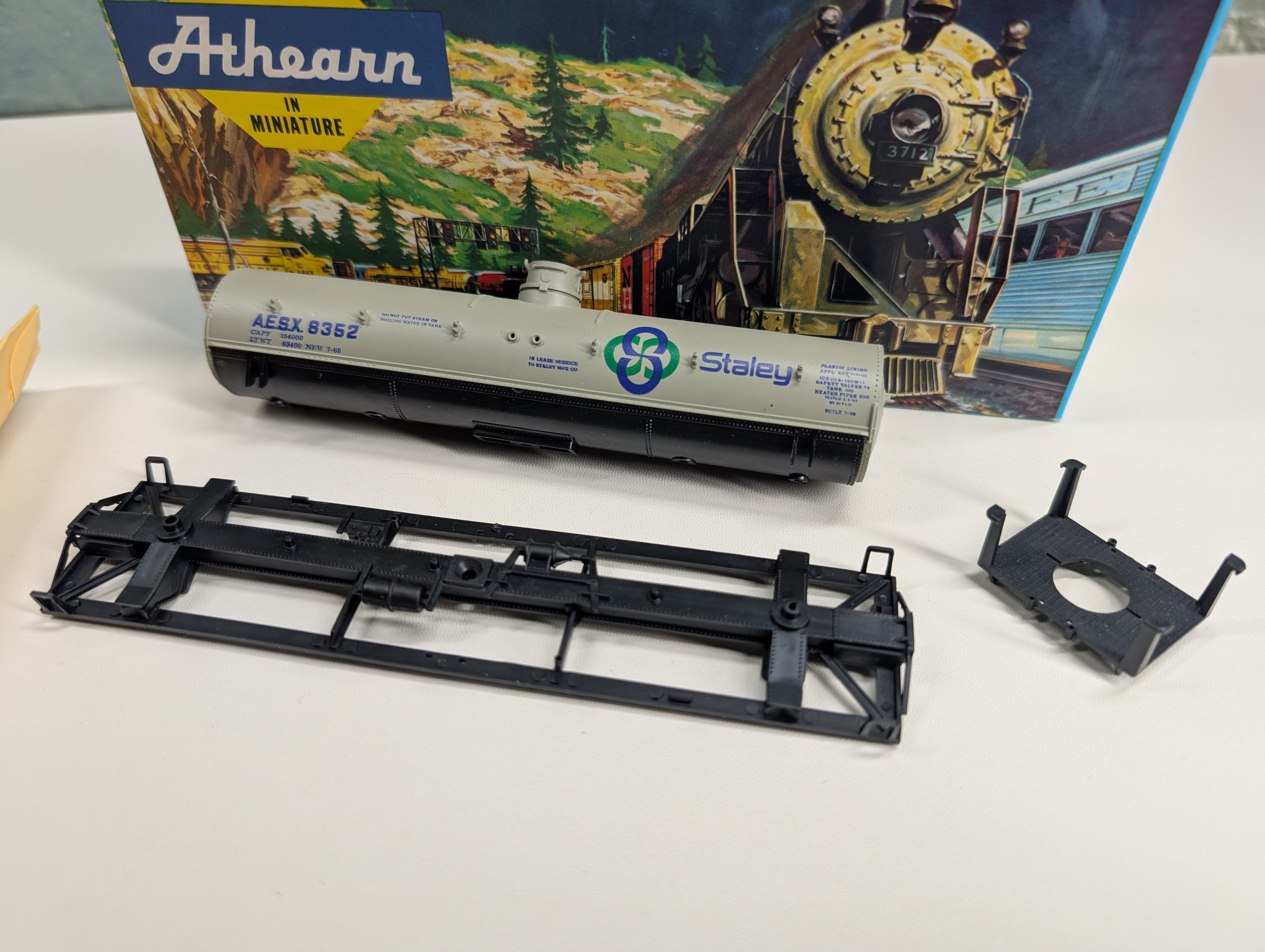USED Athearn HO Scale 40' Chemical Tank Car Staley AESX #8352 KIT