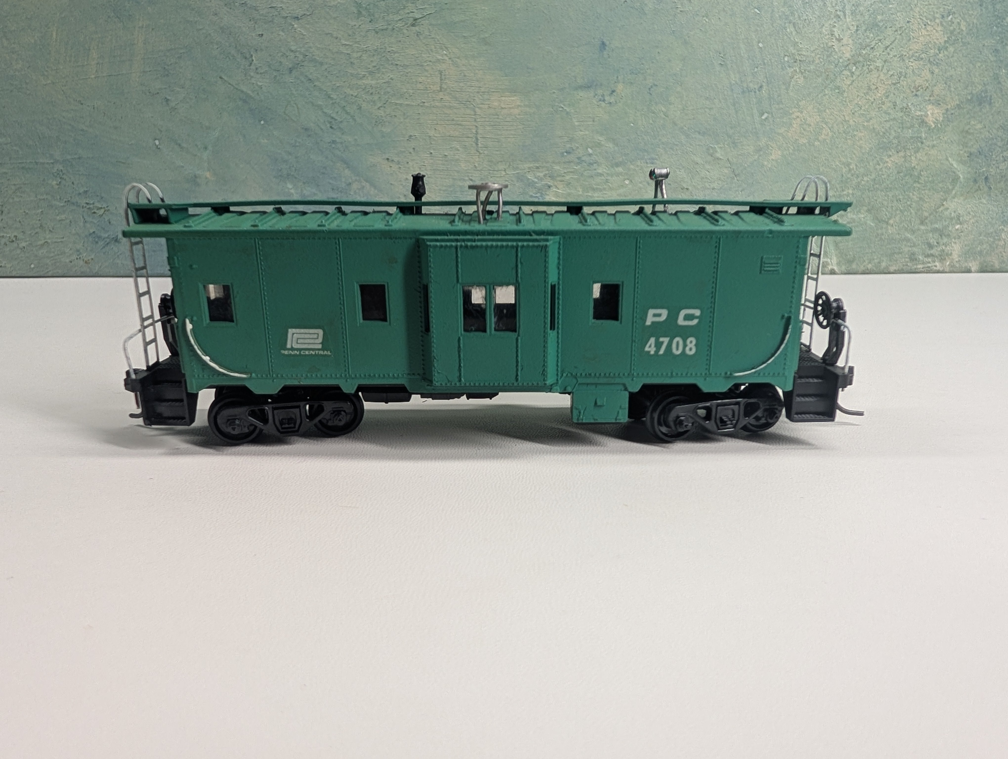 USED Athearn HO Scale Bay Window Caboose Penn Central PC #4708 Custom Decals