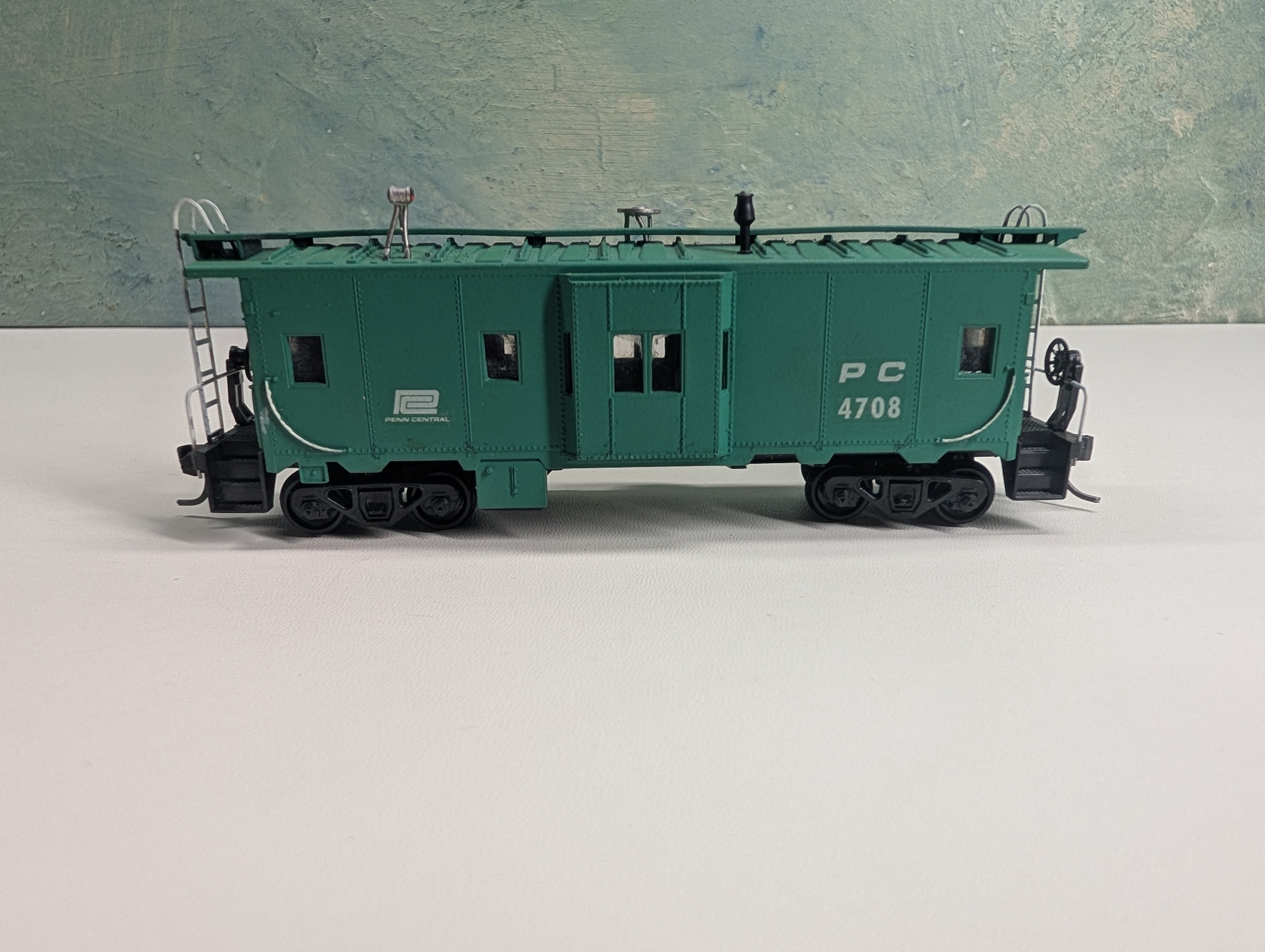 USED Athearn HO Scale Bay Window Caboose Penn Central PC #4708 Custom Decals