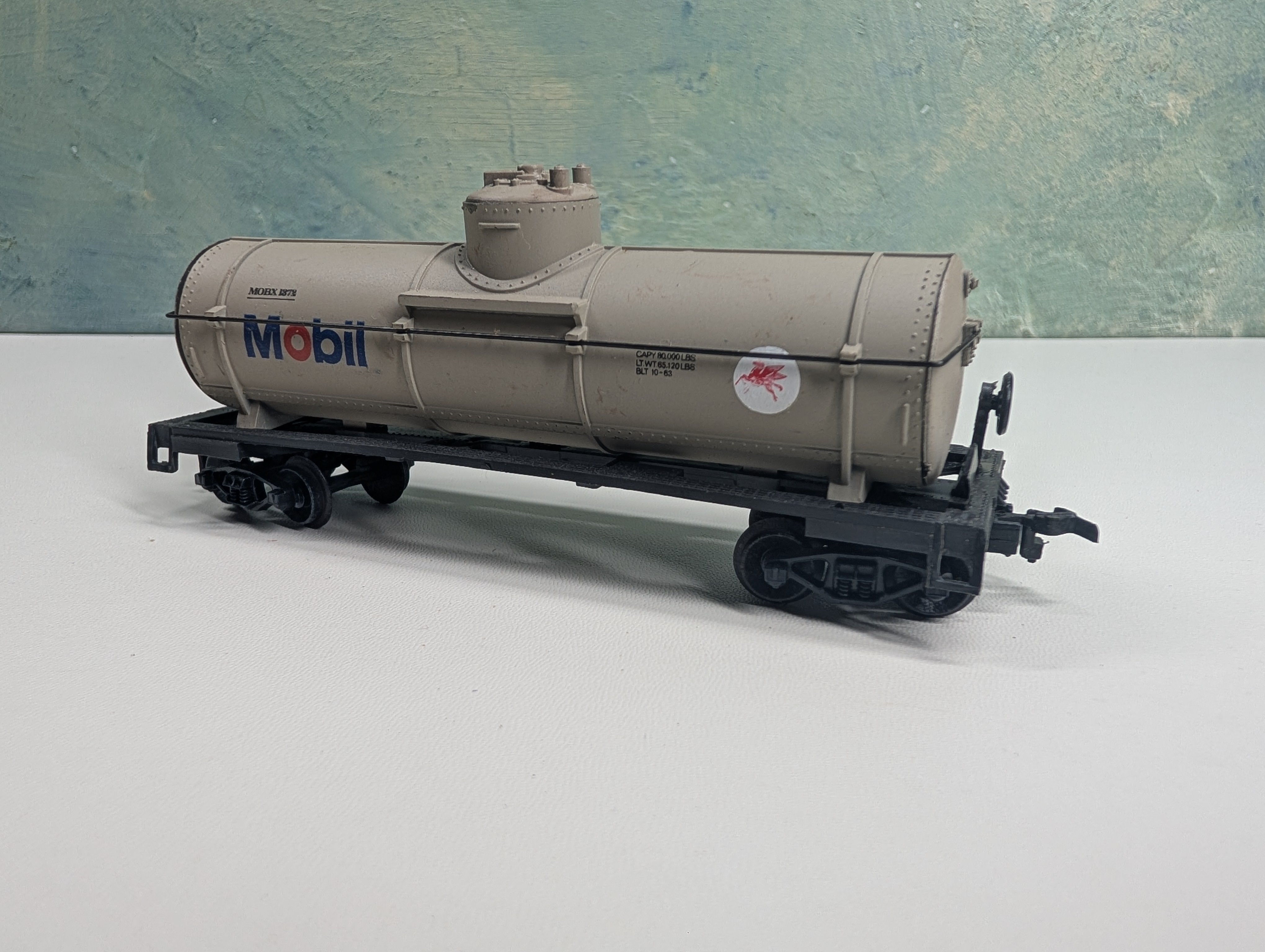 USED HO Scale Single Dome Tank Car Mobil MOBX #1372