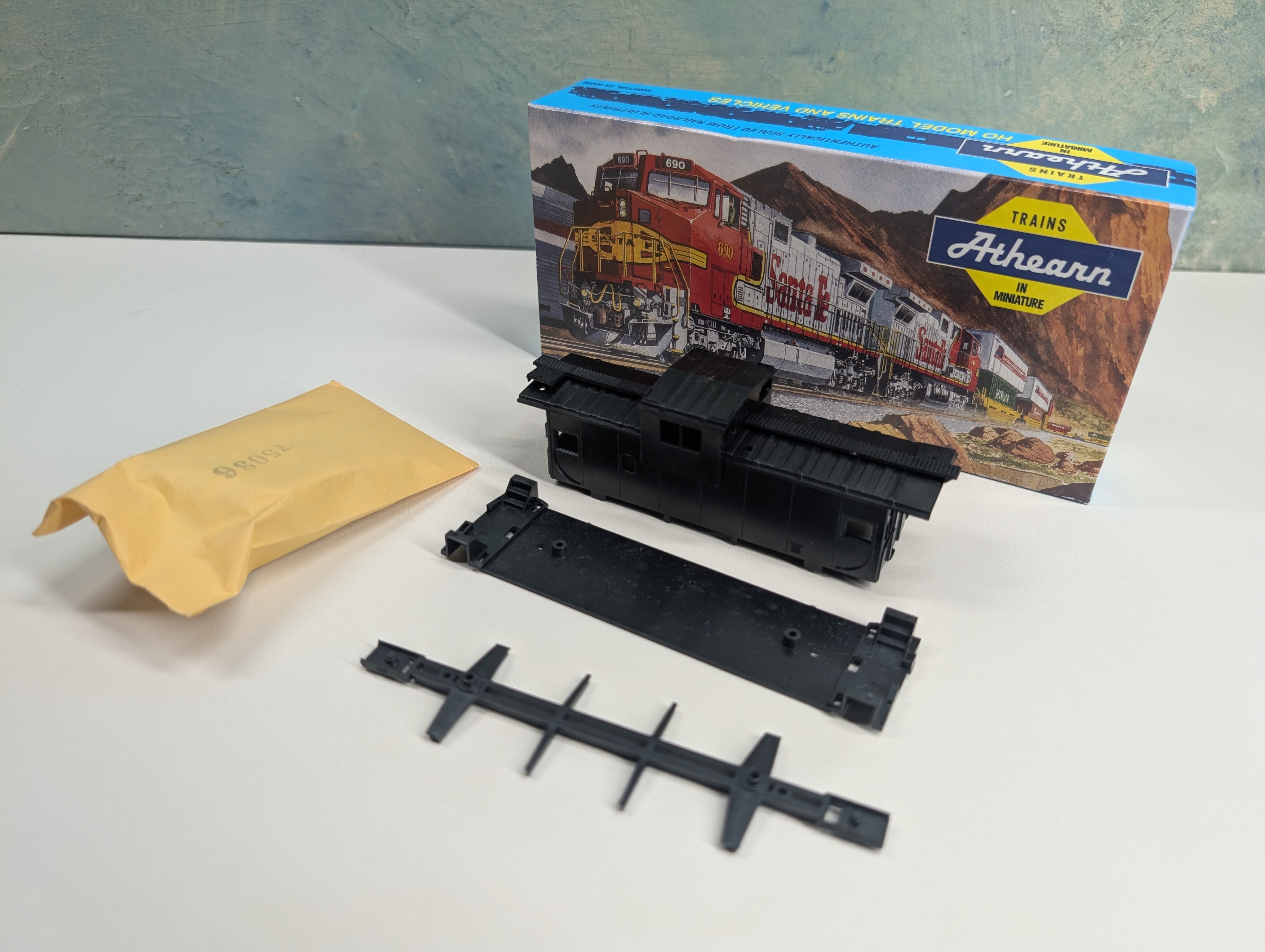 USED Athearn HO Scale Undecorated Wide Vision Caboose, Black KIT