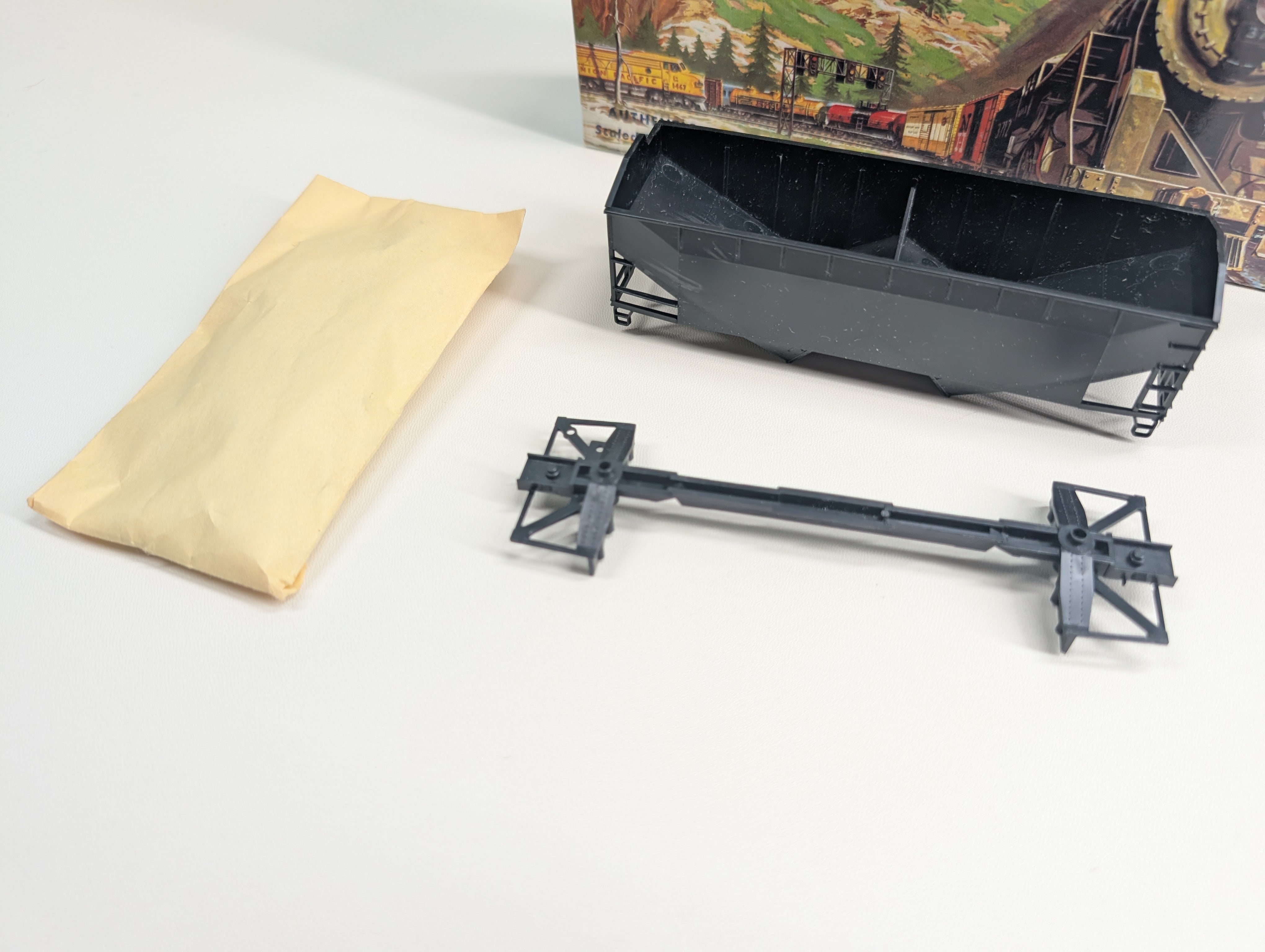 USED Athearn 5400 HO Scale Undecorated 34' Offset Side Hopper, Black KIT
