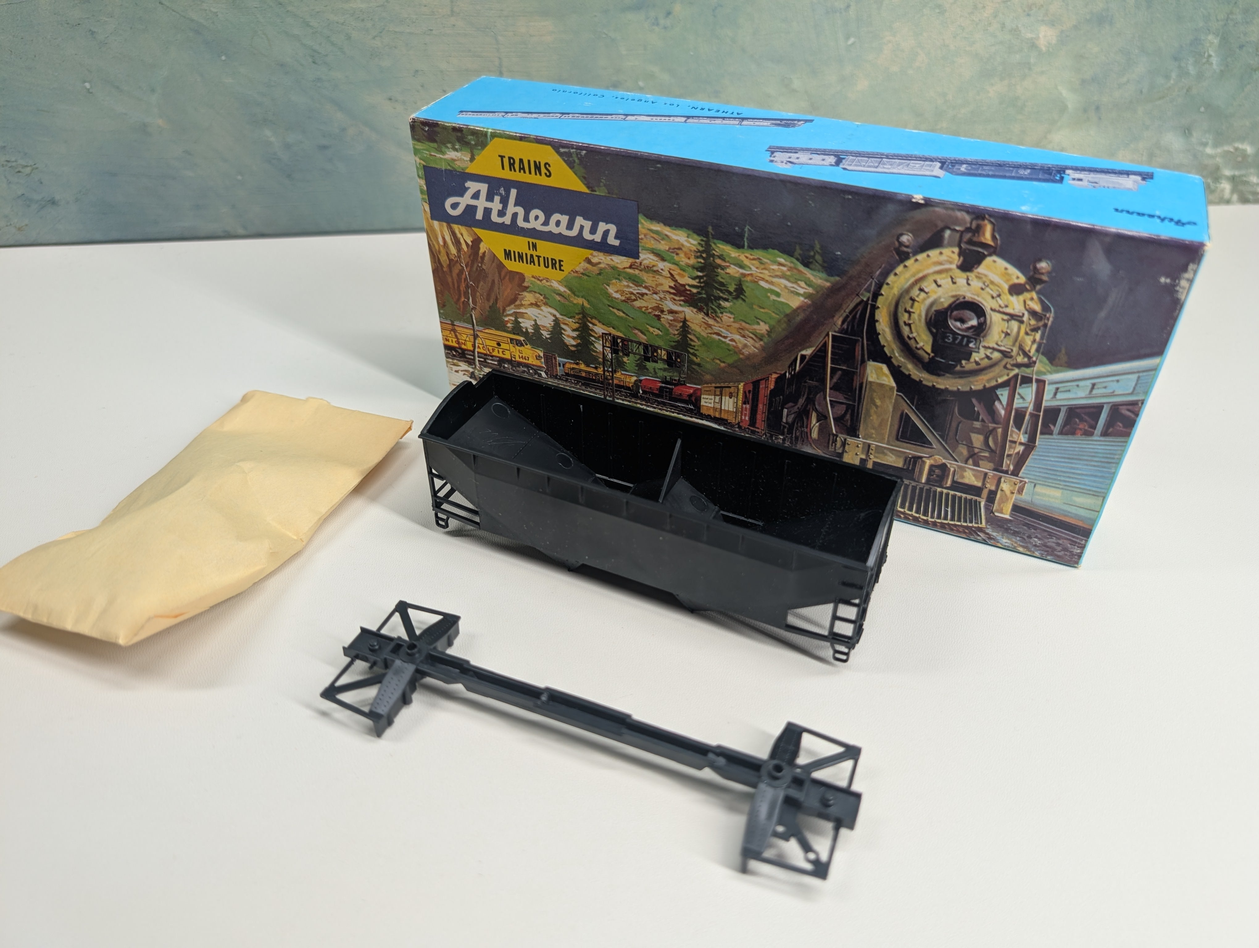 USED Athearn 5400 HO Scale Undecorated 34' Offset Side Hopper, Black KIT